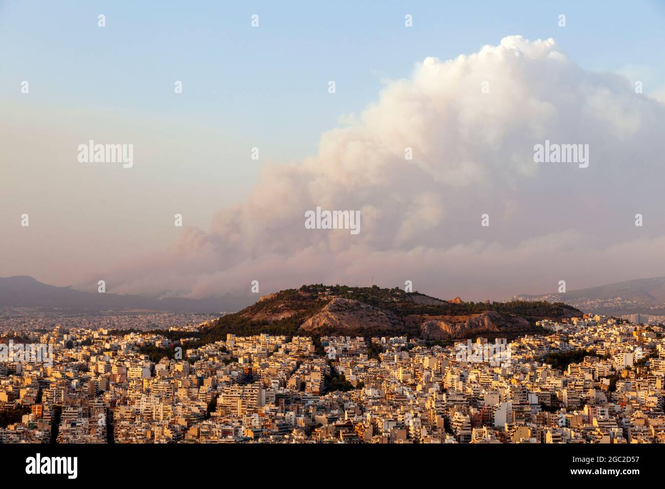 La fumée des incendies qui brûlent pendant des jours dans la région nord de l'Attique couvre la ville d'Athènes, capitale de la Grèce, en Europe Banque D'Images