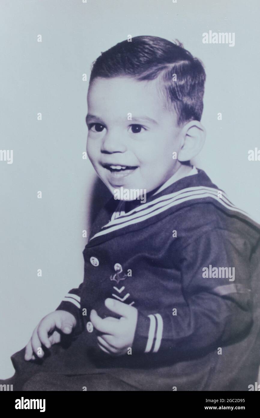 Une vieille photo d'un bébé garçon souriant. Banque D'Images