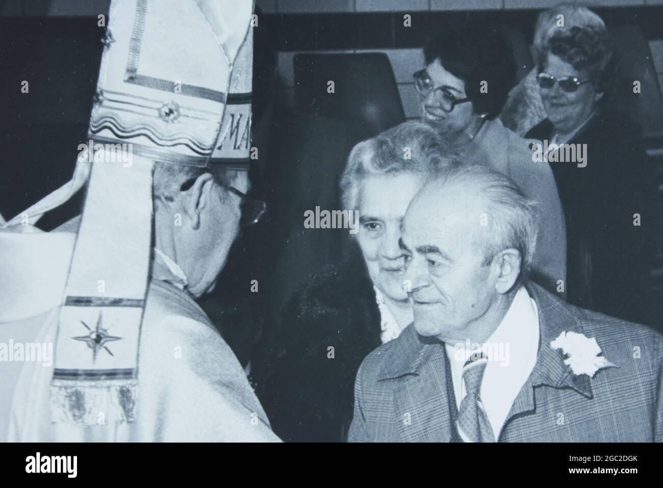 Une vieille photo d'un coupé heureux et âgé qui rencontre le Pape et qui lui tremble les mains. Banque D'Images