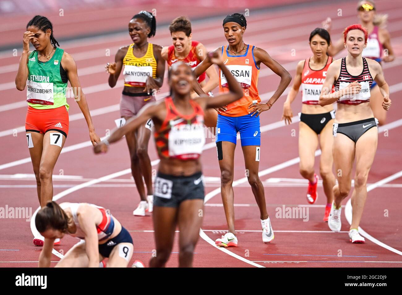 Tokyo, Japon. 06e août 2021. TOKYO, JAPON - 6 AOÛT : Faith Kipyegon de Kenia traverse la première ligne avec Sifan Hassan des pays-Bas franchissant la troisième ligne en compétition sur la finale du 1500m féminin lors des Jeux Olympiques de Tokyo 2020 au Stade Olympique le 6 août 2021 à Tokyo, Japon (photo d'Andy Astfalck/Orange Pictures) NOCNSF ATLETIEKUNIE crédit: Orange pics BV/Alay Live News Banque D'Images
