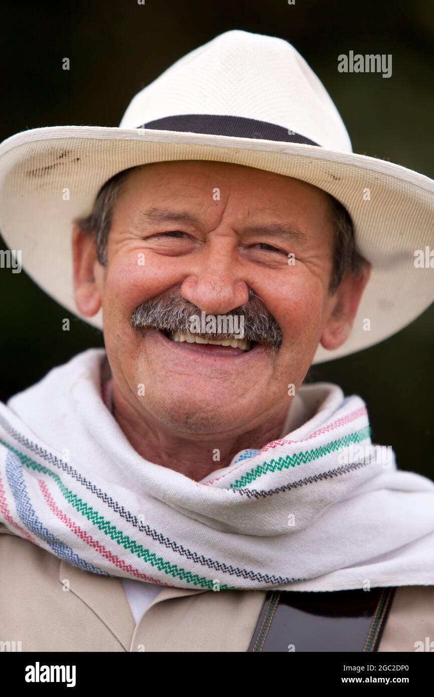 Arriero devenu environnementaliste explique la valeur de la paume de cire géante (et arbre national de la Colombie) à l'écologie dans la vallée de Cocora, en Colombie. Banque D'Images