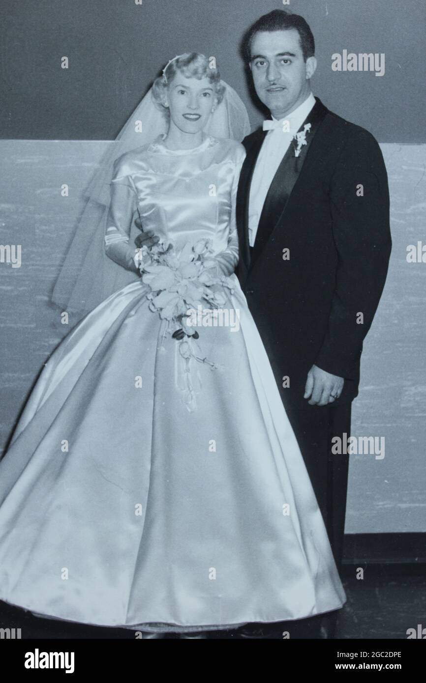 Une vieille photo d'un couple heureux le jour de leur mariage. Banque D'Images