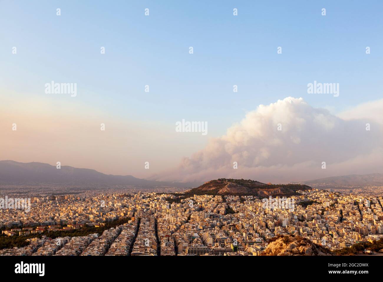 La fumée des incendies qui brûlent pendant des jours dans la région nord de l'Attique couvre la ville d'Athènes, capitale de la Grèce, en Europe Banque D'Images