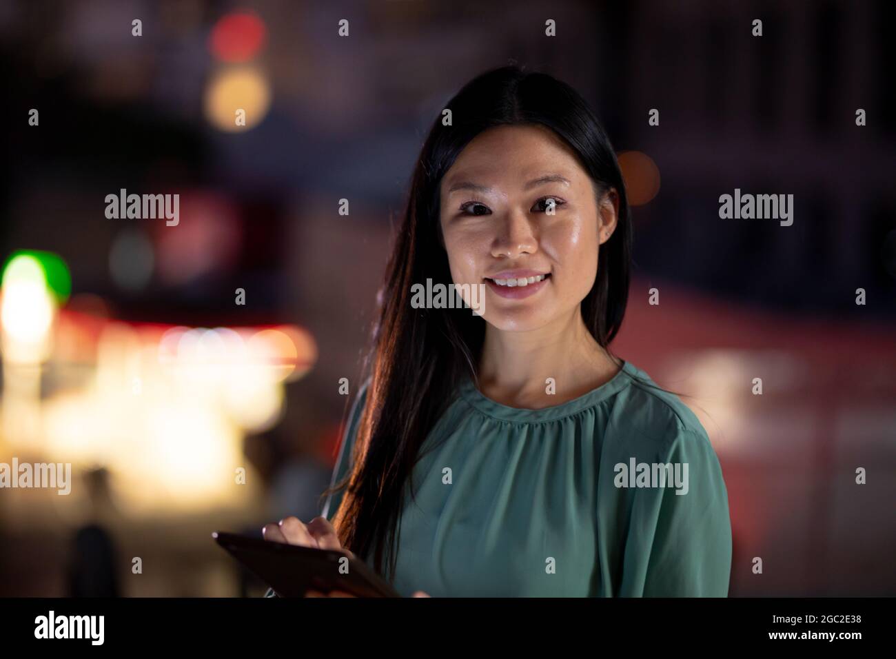 Portrait d'une femme d'affaires travaillant la nuit avec une tablette Banque D'Images