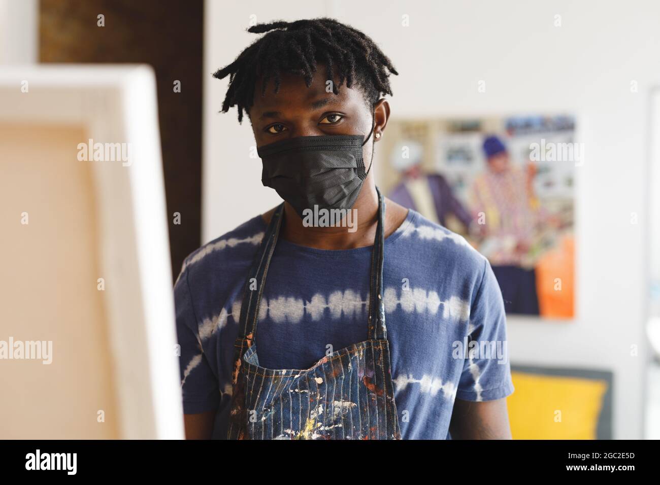 Portrait d'un peintre afro-américain portant un masque dans un studio d'art Banque D'Images