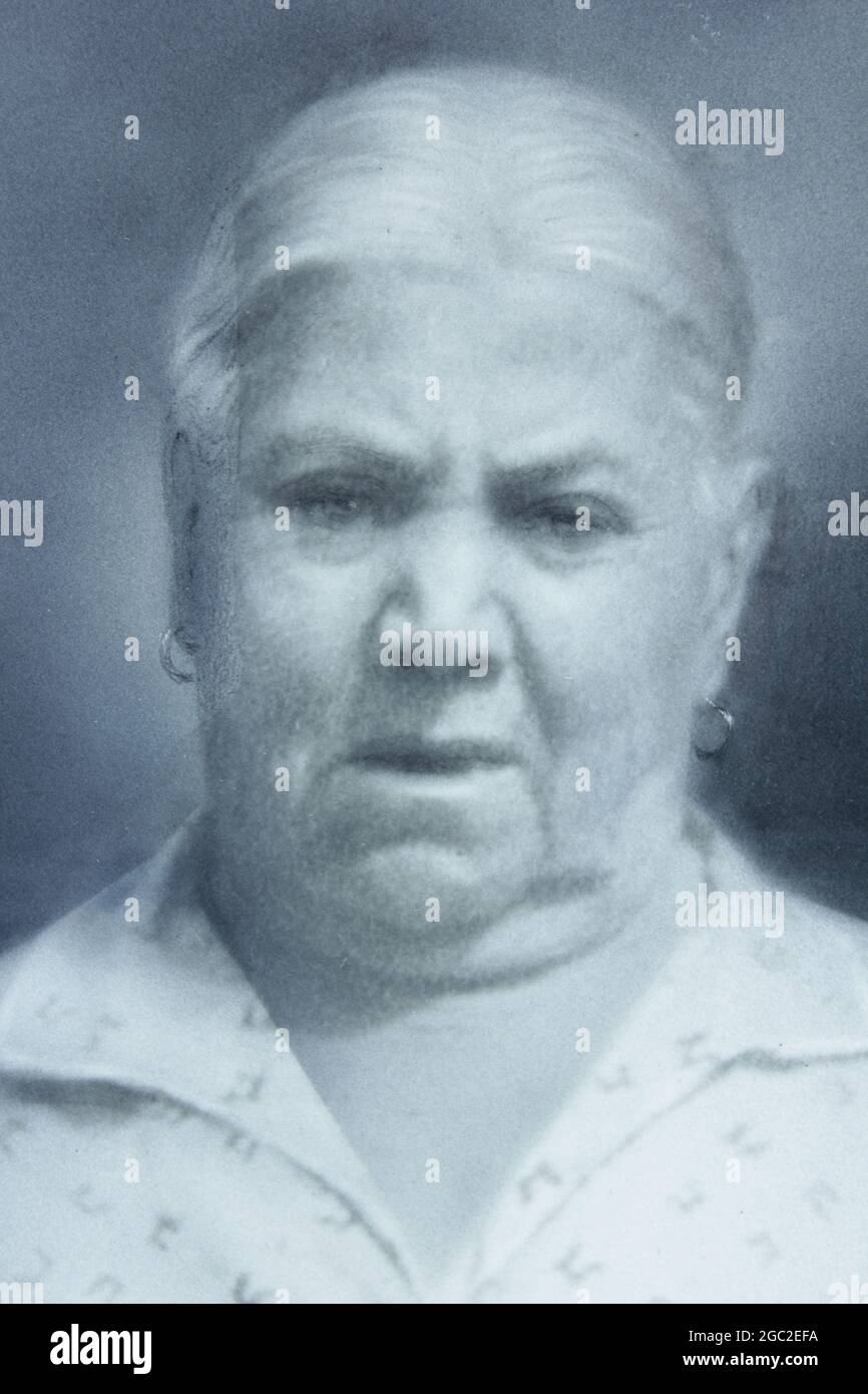 Une vieille photo d'un portrait d'une femme âgée posant pour l'appareil photo. Banque D'Images