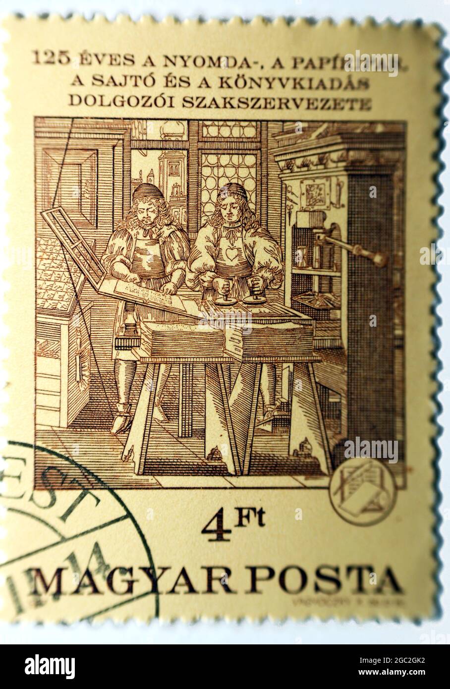Timbre-poste annulé imprimé par la Hongrie pour le 125th anniversaire du Syndicat hongrois des travailleurs de la presse, impression hongroise, le papier montre l'impression Sho Banque D'Images