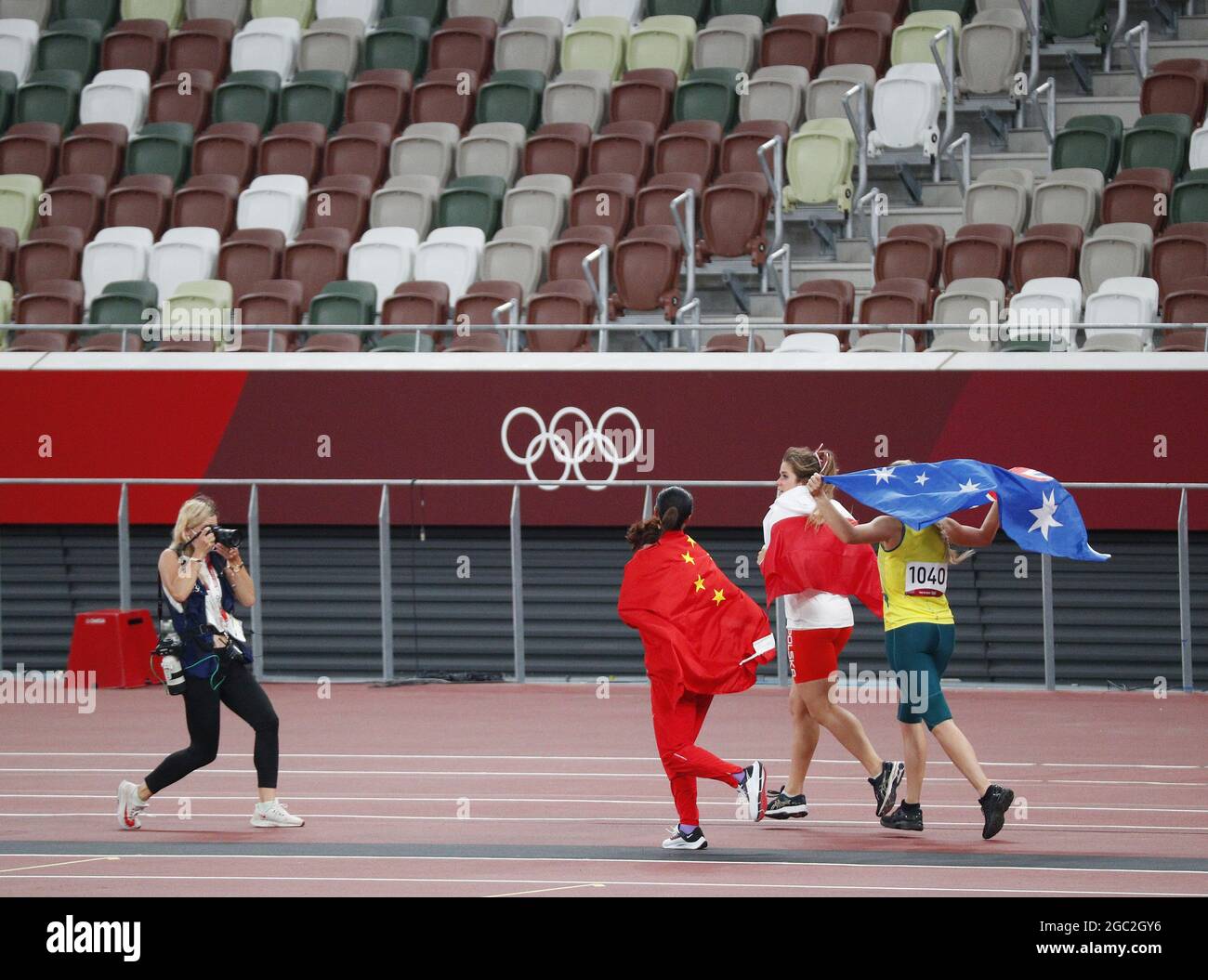 Tokyo, Japon. 06e août 2021. Liu Shiying de Chine, Maria Andrejczyk de Pologne et Kelsey-Lee Barber de l'Australie célèbrent après avoir remporté les médailles d'or, d'argent et de bronze dans le jeté Javelin féminin aux Jeux Olympiques d'été de Tokyo 2020 à Tokyo, au Japon, le vendredi 6 août 2021. Photo de Bob Strong/UPI crédit: UPI/Alay Live News Banque D'Images