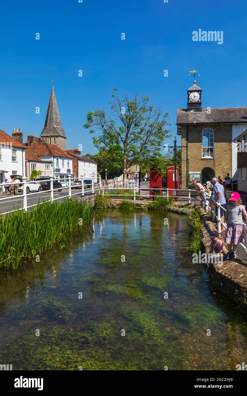 Angleterre, Hampshire, Test Valley, Stockbridge, River Test et Town View Banque D'Images