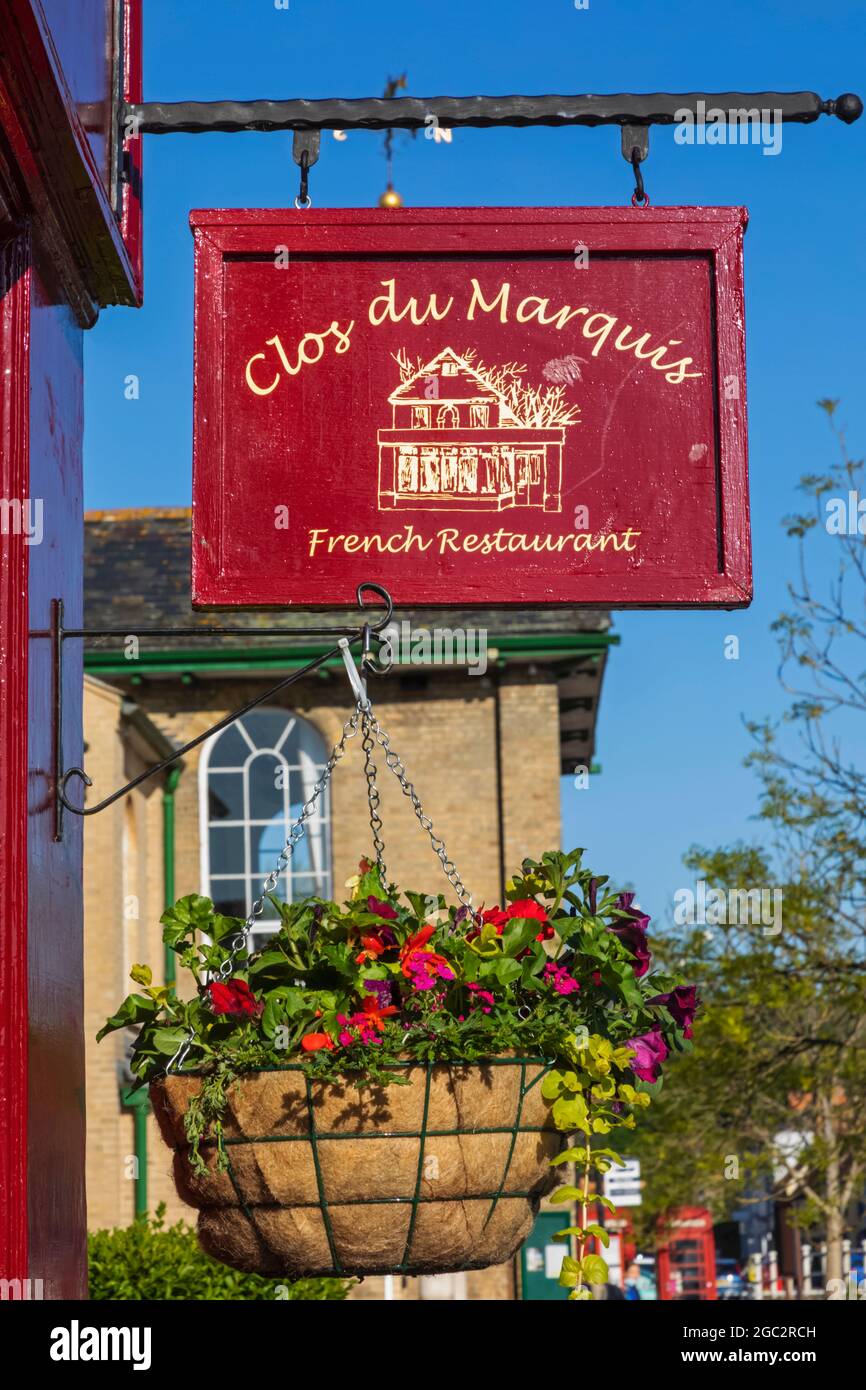 Angleterre, Hampshire, Test Valley, Stockbridge, Clos du Marquis, panneau de restaurant français et panier à fleurs suspendu Banque D'Images