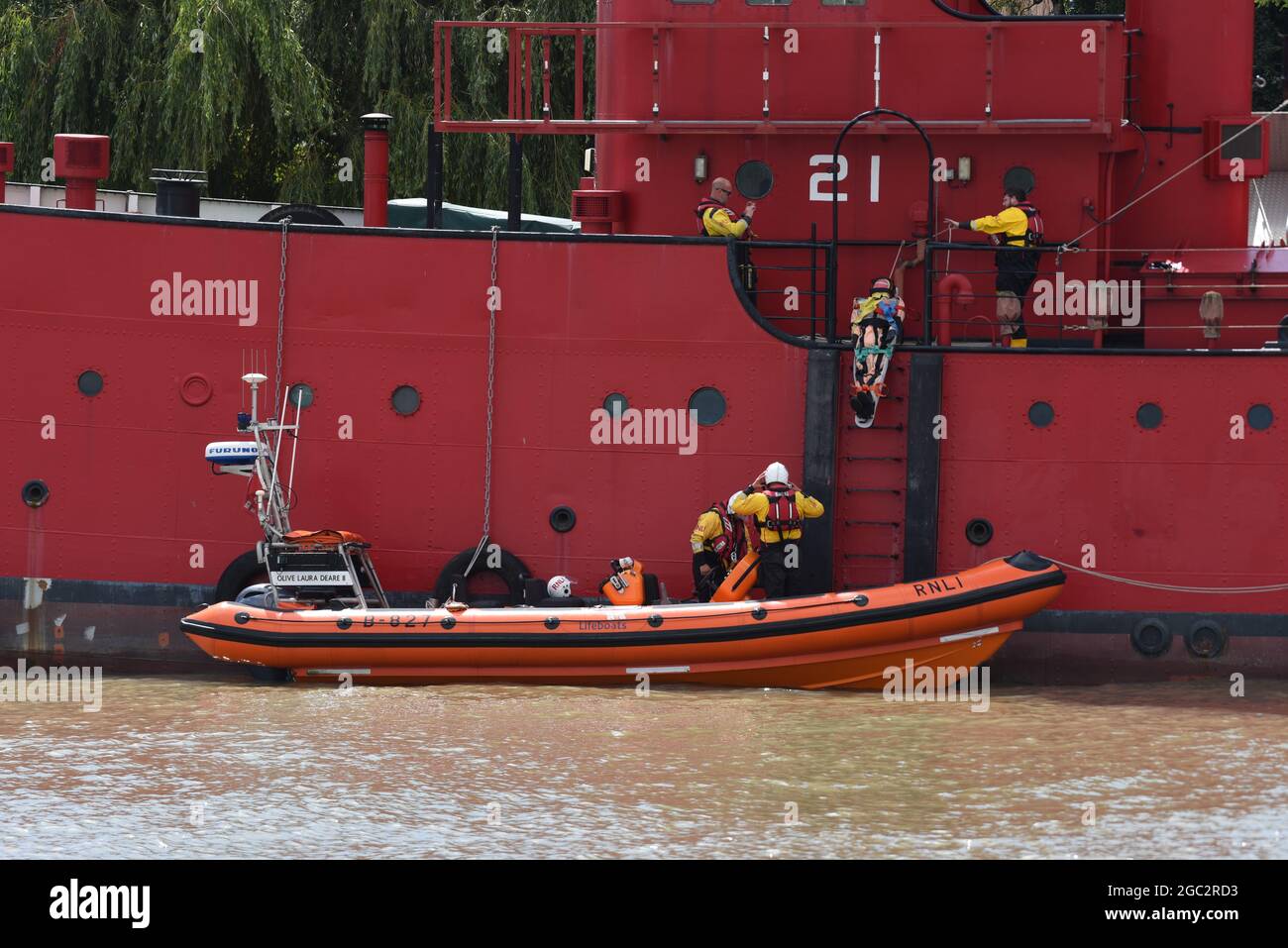 06/08/2021. Gravesend UK UNE journée ensoleillée sur la Tamise près de Gravesend dans le Kent. L'image montre les membres du RNLI dans leur CÔTE patrouiller le wat de marée Banque D'Images