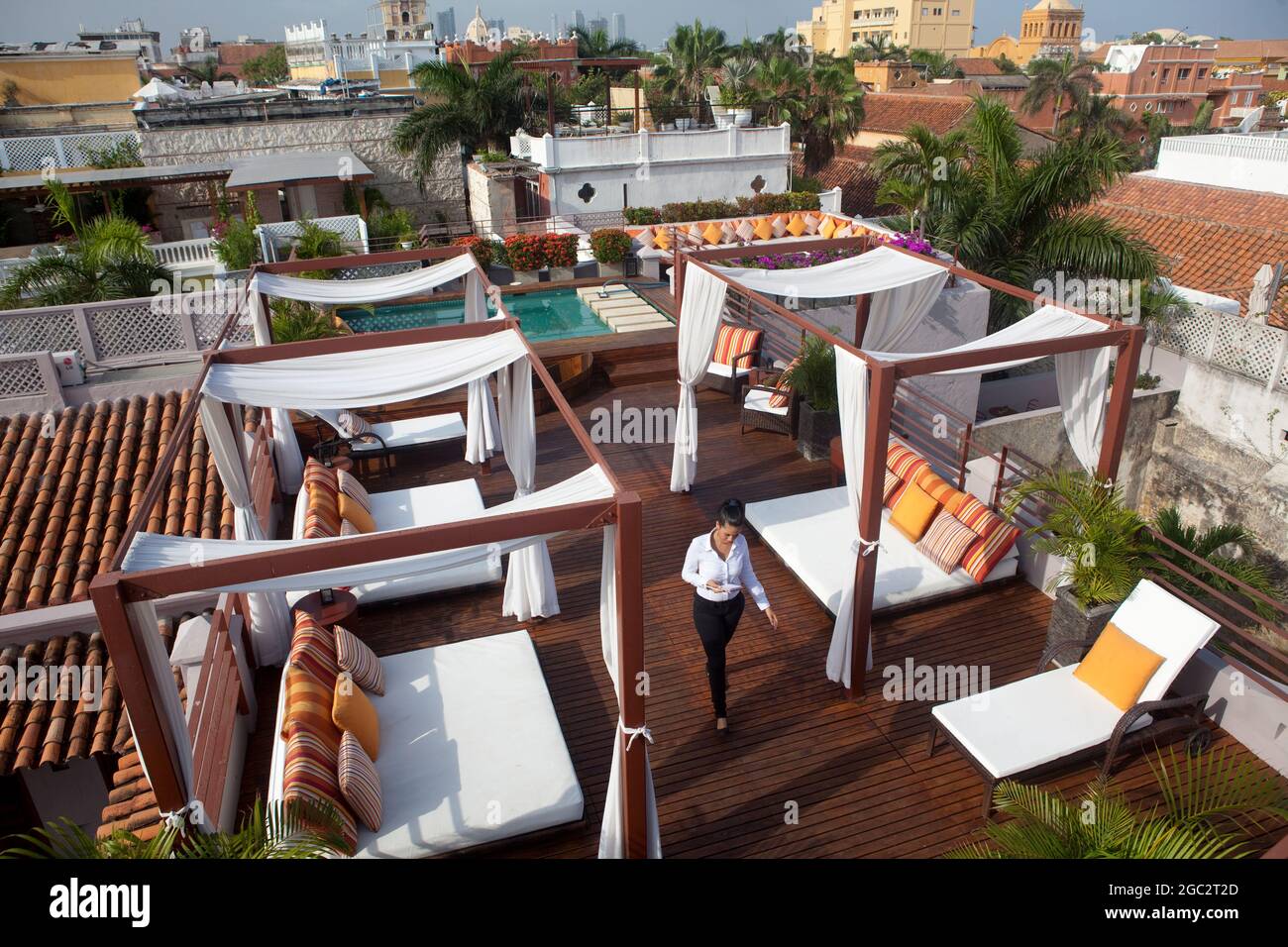 Luxueuse terrasse sur le toit dans la vieille ville fortifiée de Carthagène, en Colombie. Banque D'Images