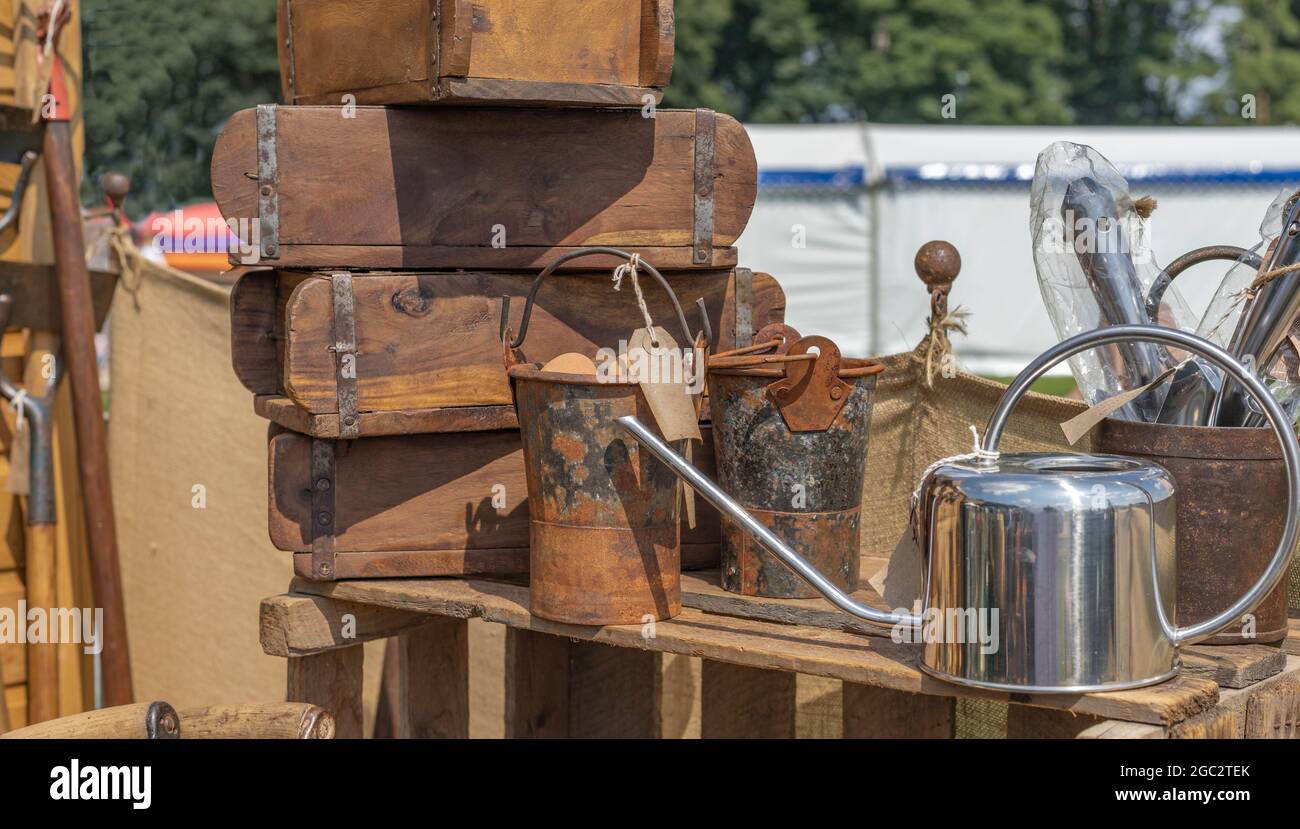 Vieux articles en bois et en métal à vendre Banque D'Images