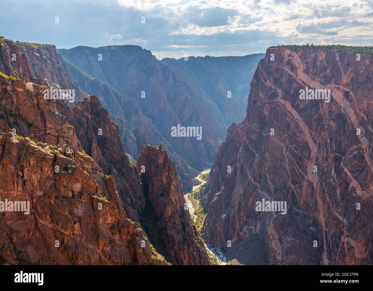 Black Canyon of the Gunnison avec deux dragons et la rivière Gunnison traversant la roche dans la vallée, Colorado, États-Unis. Banque D'Images