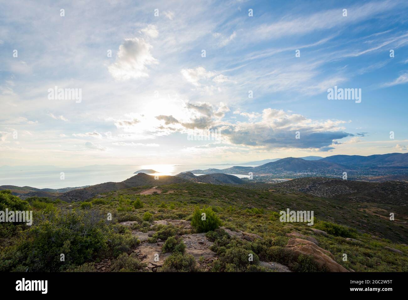 Panorama sur la mer depuis les hauteurs de Keratea au coucher du soleil à Athènes en Grèce Banque D'Images