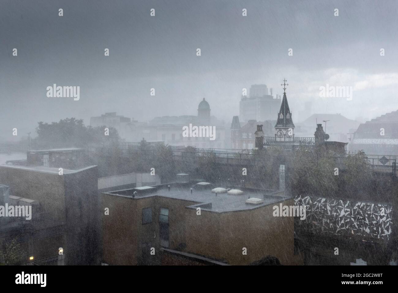 Forte pluie au-dessus de la gare de Brixton, Londres, Royaume-Uni. Crédit : Joshua Windsor/Alay Live News Banque D'Images