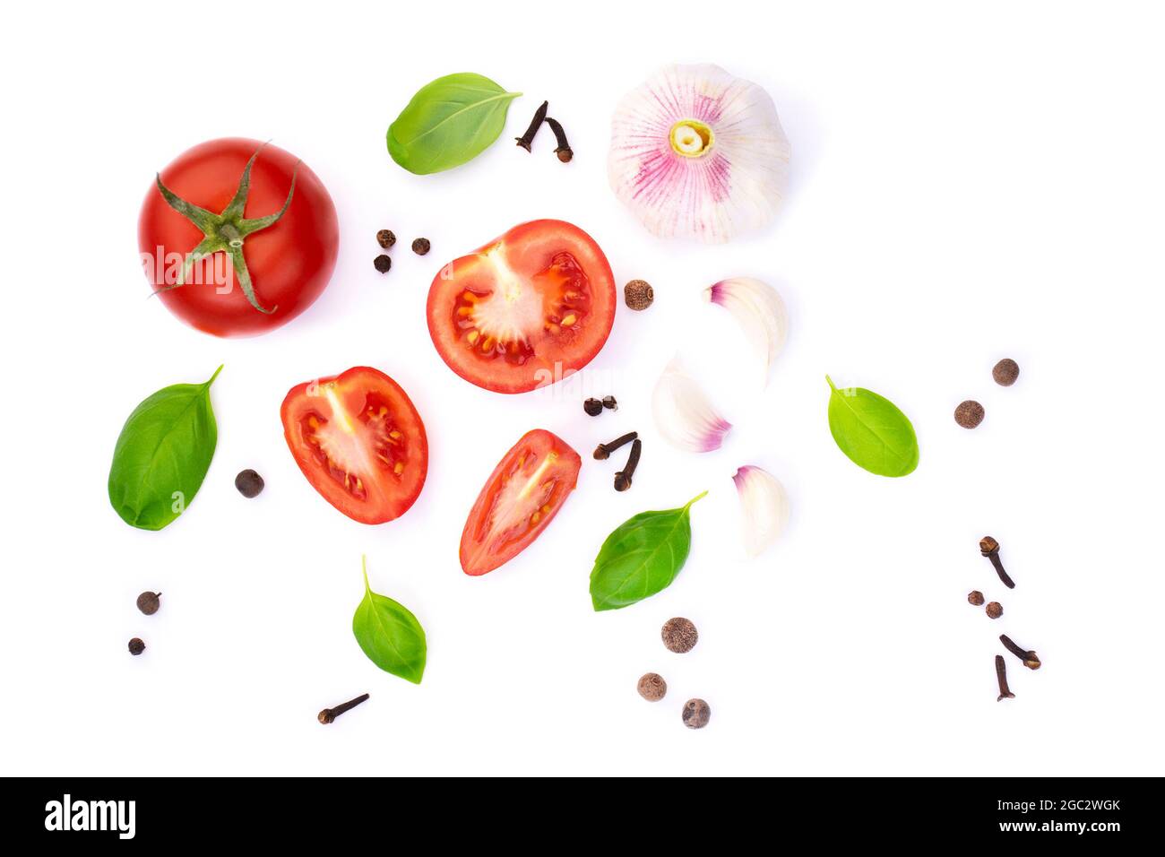 vue de dessus de ​​tomato entier et en tranches avec feuilles de basilic et ail, épice, isolé sur fond blanc Banque D'Images