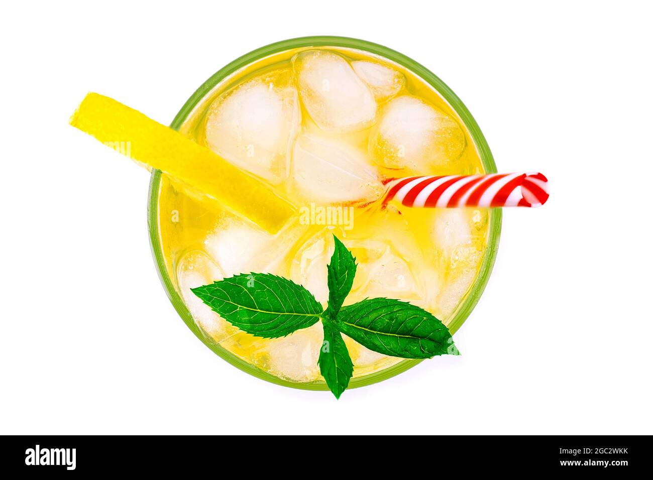 Verre de limonade à cocktail frais, boisson soda au miel et au citron avec feuilles de menthe isolées sur fond blanc. Vue de dessus. Banque D'Images