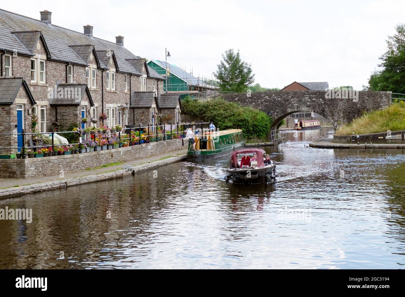 Gens touristes en location de bateau sur le canal Monbucshire & Brecon en été 2021 Brecon Wales UK KATHY DEWITT Banque D'Images