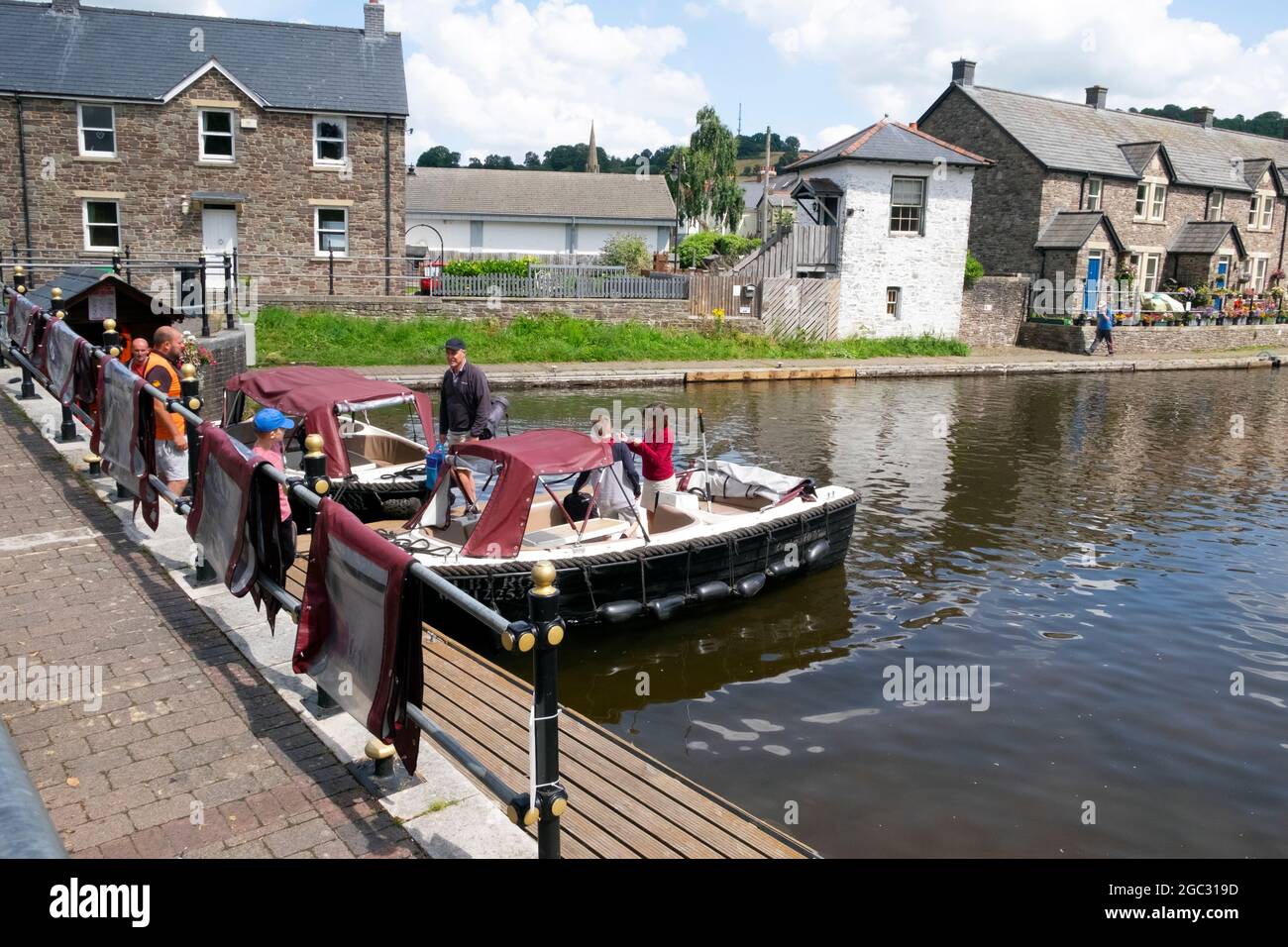 Gens touristes en location de bateau sur les vacances de staycation en pandémie sur le canal Monbucshire & Brecon à l'été 2021 Brecon Powys Wales UK KATHY DEWITT Banque D'Images