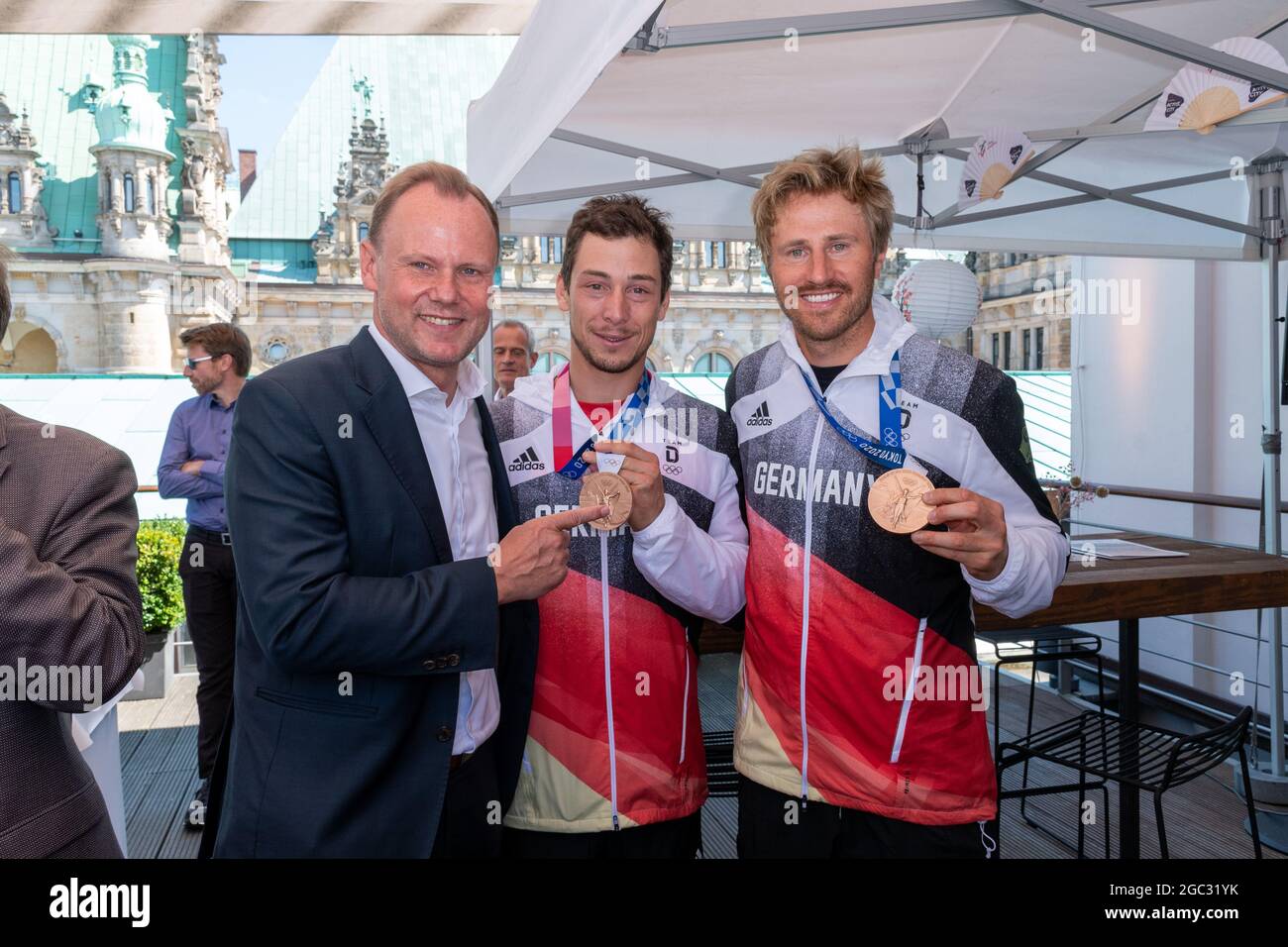 Erik Heil, Thomas Plößel, Bronzemedaillengewinner, Innen- und Sportsenseer Andy Grote, Kuratoriumsvorsitzender der Stiftung Leistungssport, Empfang Ha Banque D'Images