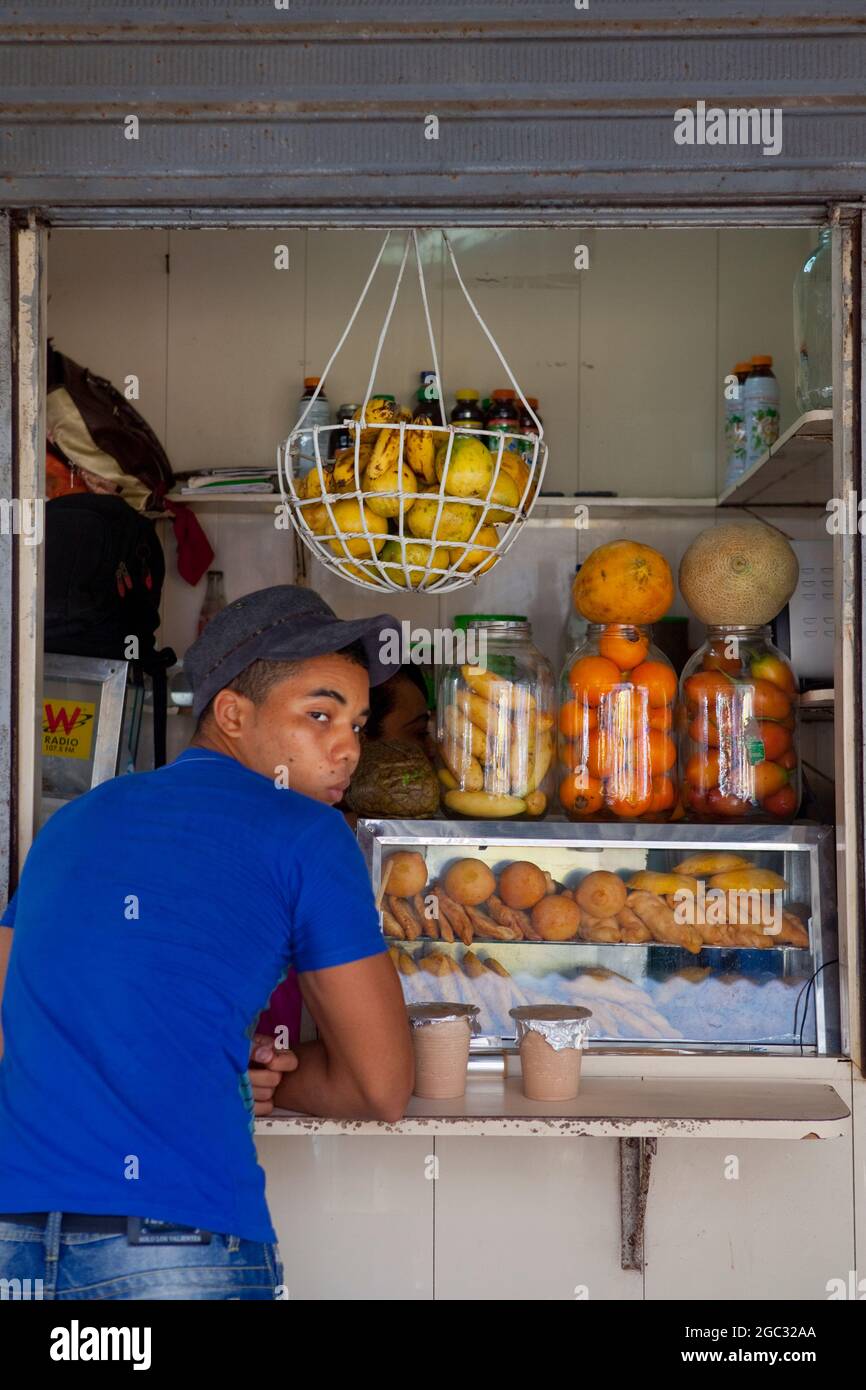 Stand de jus dans la rue à Getsemani, Cartagena, Colombie. Banque D'Images