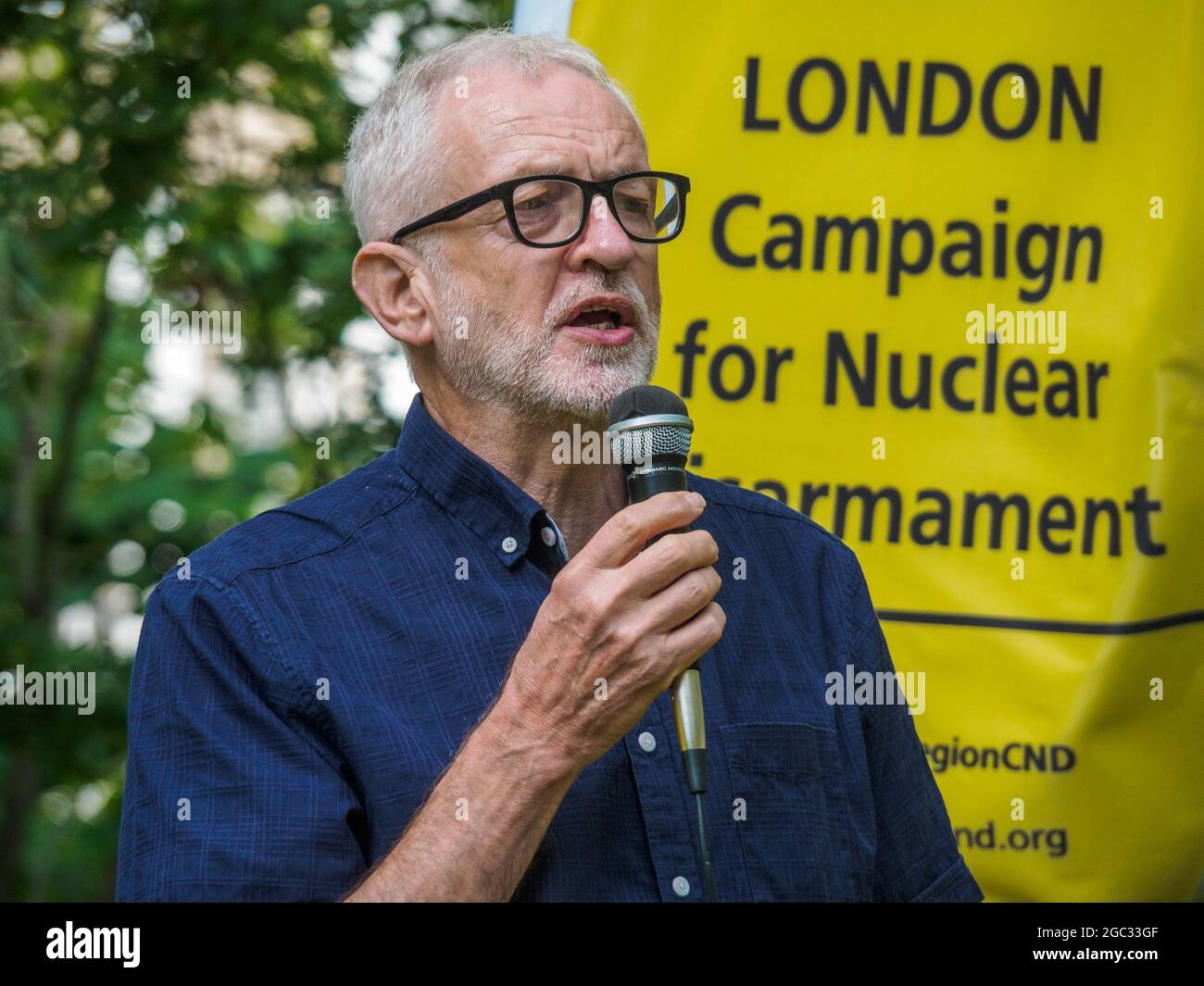 Londres, Royaume-Uni. 6 août 2021. Le député d'Islington, Jeremy Corbyn, parle. 76 ans après que des bombes atomiques ont été larguées sur Hiroshima et Nagaski, le CND de Londres s'est réuni au Cherry Tree d'Hiroshima sur la place Tavistock pour se souvenir des nombreux morts et survivants qui souffrent encore de l'événement, et pour célébrer le traité de l'ONU interdisant les armes nucléaires qui est entré en vigueur en janvier. Ils ont appelé le gouvernement à mettre fin au programme d'armes nucléaires du Royaume-Uni. Peter Marshall/Alay Live News Banque D'Images