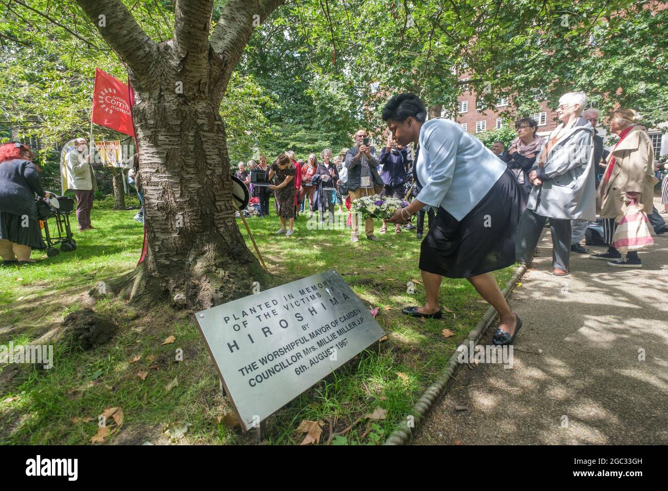 Londres, Royaume-Uni. 6 août 2021. Sabrina Francis, maire de Camden, dépose une couronne à Hiroshima Cherry Tree. 76 ans après que des bombes atomiques ont été larguées sur Hiroshima et Nagaski, le CND de Londres s'est réuni sur la place Tavistock pour se souvenir des nombreux morts et survivants qui souffrent encore de l'événement, et pour célébrer le traité de l'ONU interdisant les armes nucléaires qui est entré en vigueur en janvier. Ils ont appelé le gouvernement à mettre fin au programme d'armes nucléaires du Royaume-Uni. Peter Marshall/Alay Live News Banque D'Images