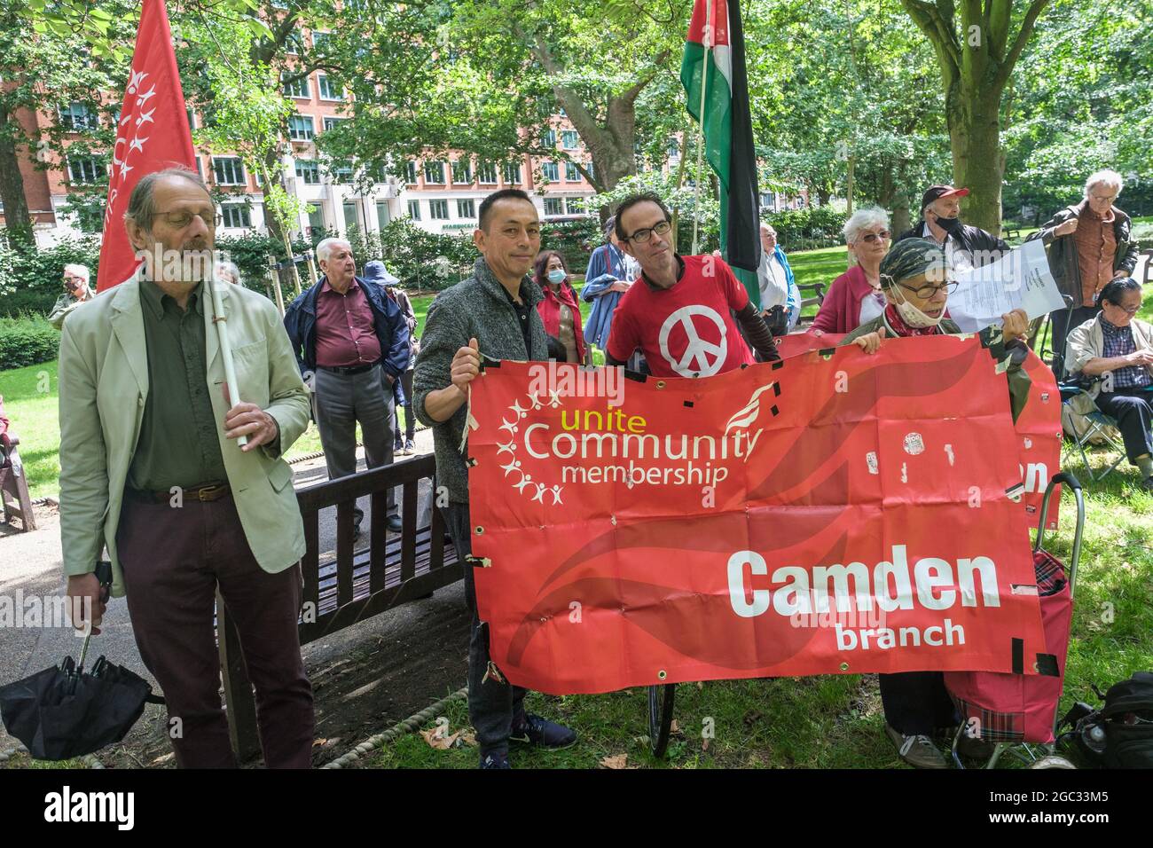 Londres, Royaume-Uni. 6 août 2021. Unite Community Camden Branch à l'événement. 76 ans après que des bombes atomiques ont été larguées sur Hiroshima et Nagaski, le CND de Londres s'est réuni au Cherry Tree d'Hiroshima sur la place Tavistock pour se souvenir des nombreux morts et survivants qui souffrent encore de l'événement, et pour célébrer le traité de l'ONU interdisant les armes nucléaires qui est entré en vigueur en janvier. Ils ont appelé le gouvernement à mettre fin au programme d'armes nucléaires du Royaume-Uni. Peter Marshall/Alay Live News Banque D'Images