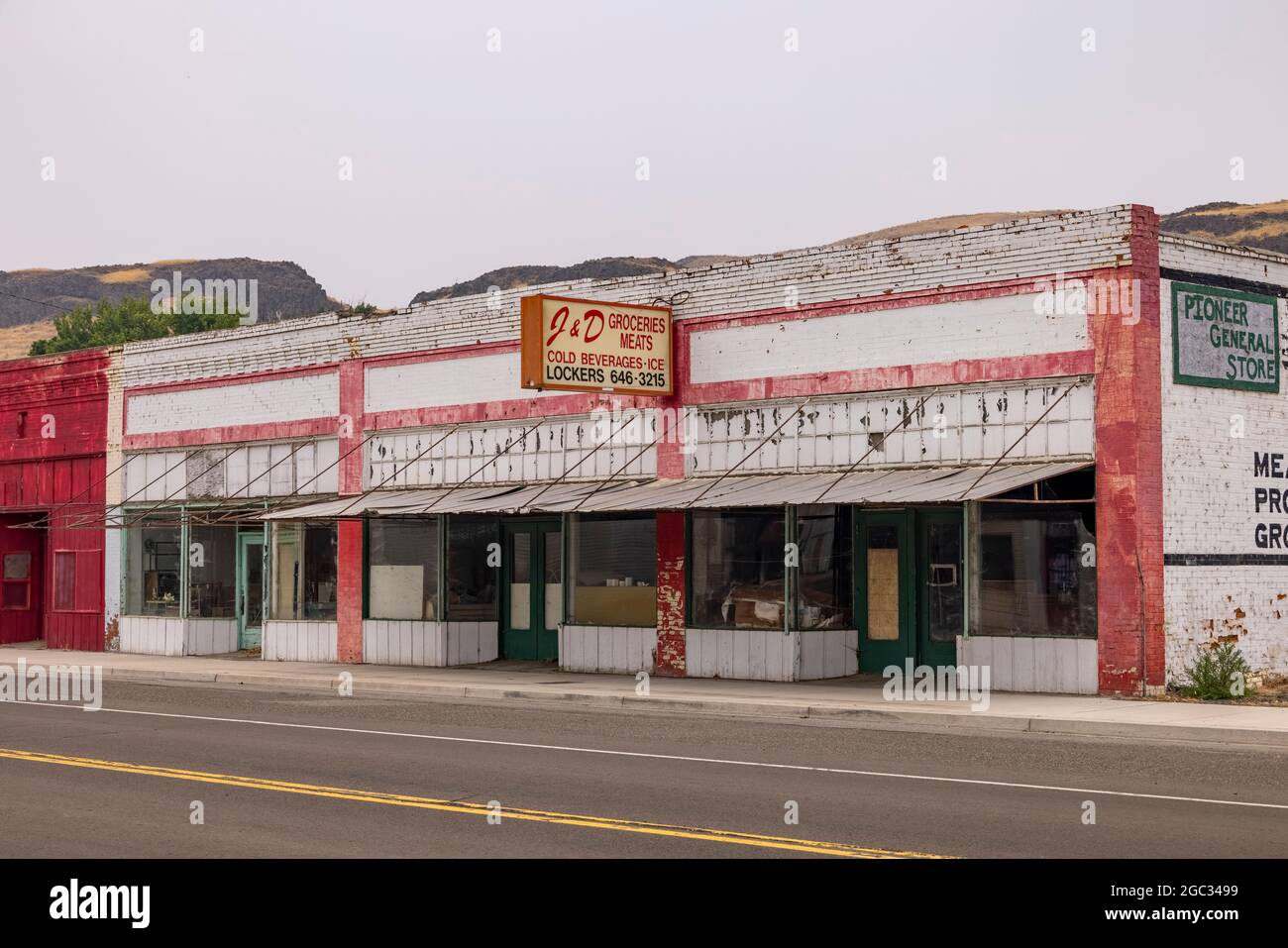 Des bâtiments abandonnés sur main Street, Washtunca, Washington State, Etats-Unis, illustrant la désintégration urbaine des petites villes Banque D'Images