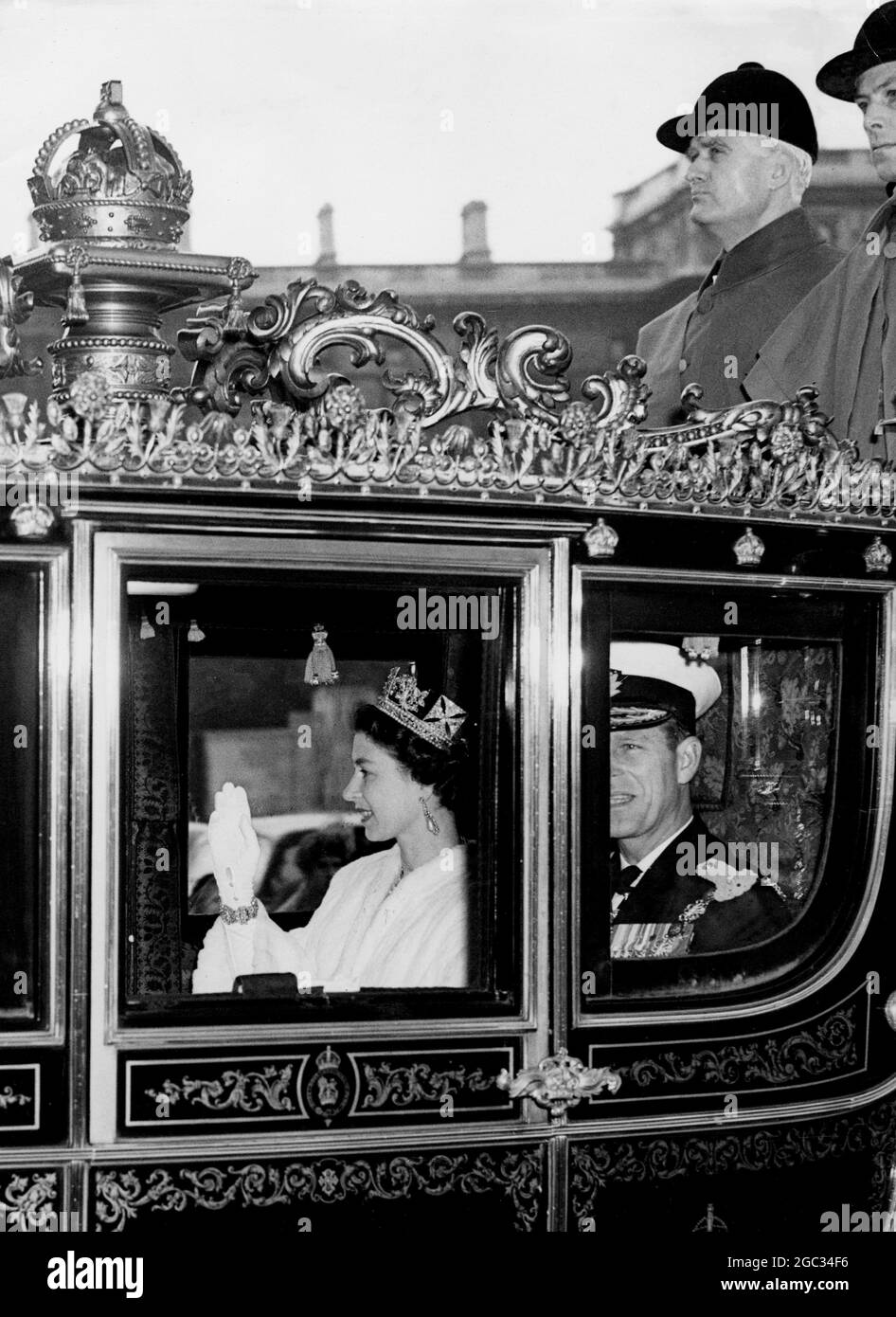 HM la Reine ouvre le Parlement ce matin HM la Reine conduit de Buckingham Palace aux chambres du Parlement pour l'ouverture de l'État. La photo montre: HM la Reine et le prince Philip dans l'entraîneur d'État sur leur chemin à la Chambre des Lords. 5 novembre 1957 Banque D'Images