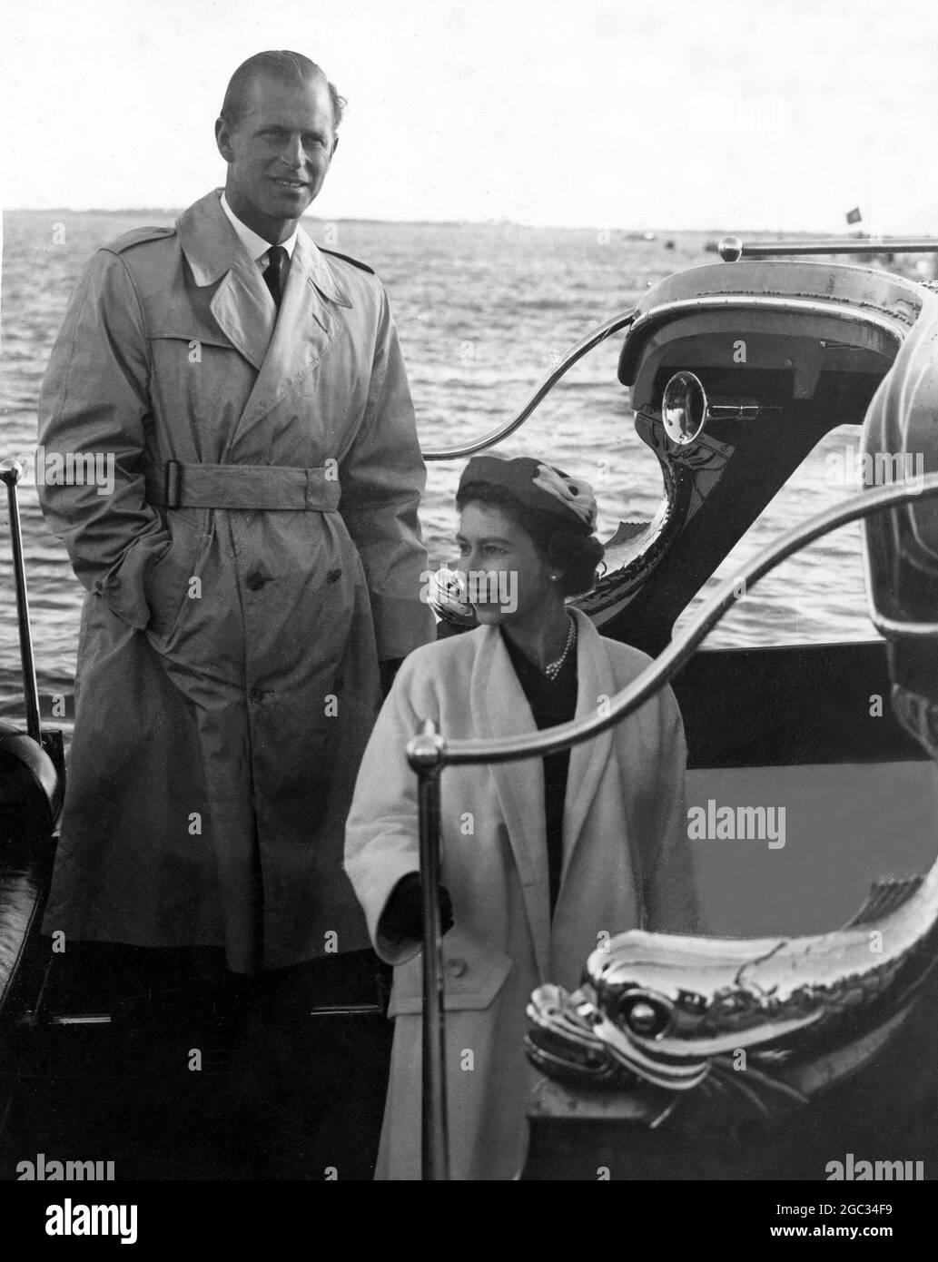 Reine et duc ensemble au Portugal HM la Reine et le duc d'Édimbourg, vus comme ils retournent dans la barge royale à la Britannia après avoir déjeuné officieusement avec le duc et la duchesse de Palmela hier. Ils naviguent dans le Britannia à Lisbonne ce matin pour commencer leur visite d'État au Portugal. 18 février 1957 Banque D'Images