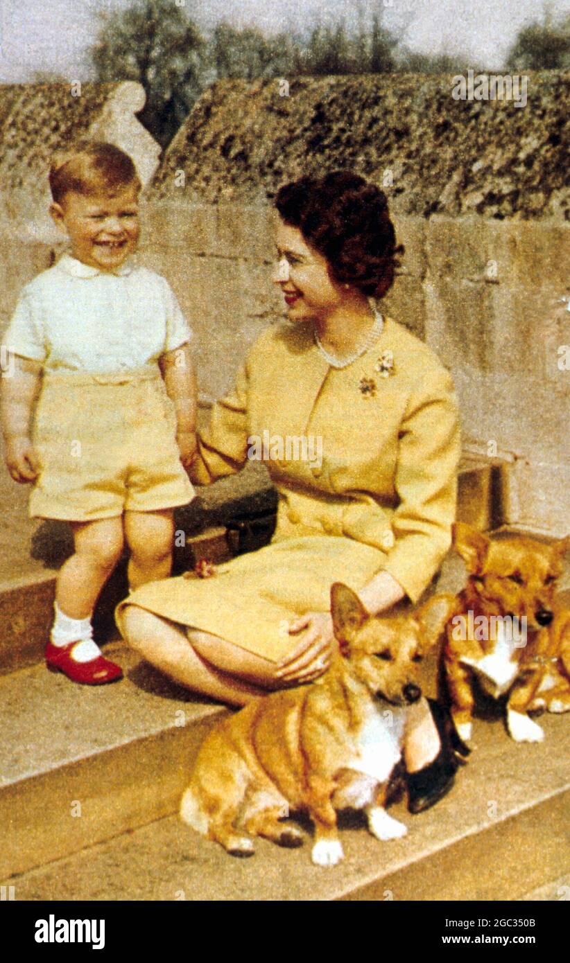 La reine Elizabeth II avec le prince Andrew et son corgis 1962 Banque D'Images
