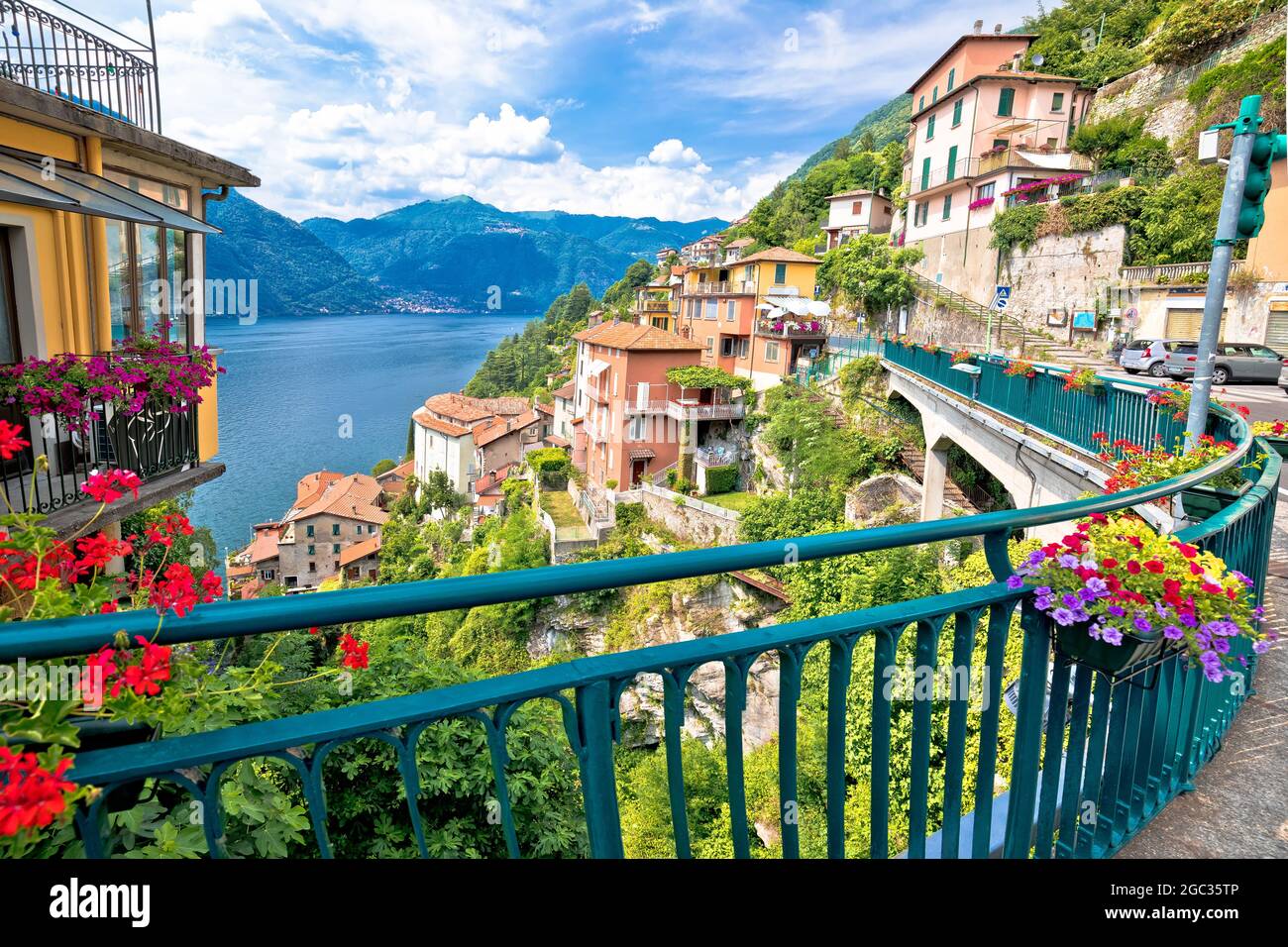 Ville de Nesso sur une colline escarpée, Lac de Côme, région Lombardie de l'Italie Banque D'Images