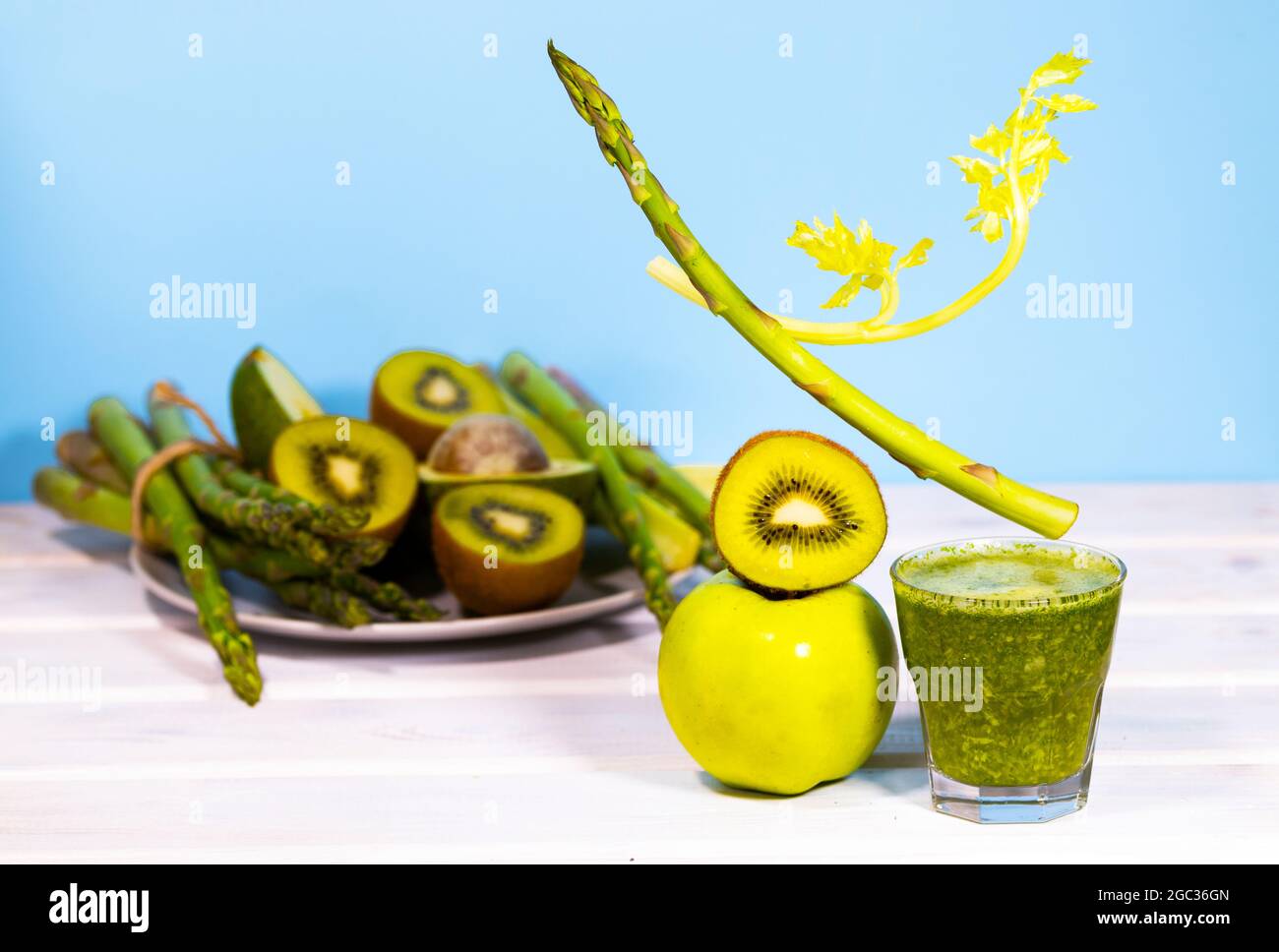 Fruits et légumes verts frais sur la table. Alimentation flottante d'équilibre. Alimentation alcaline saine. Équilibre. Copier l'espace Banque D'Images