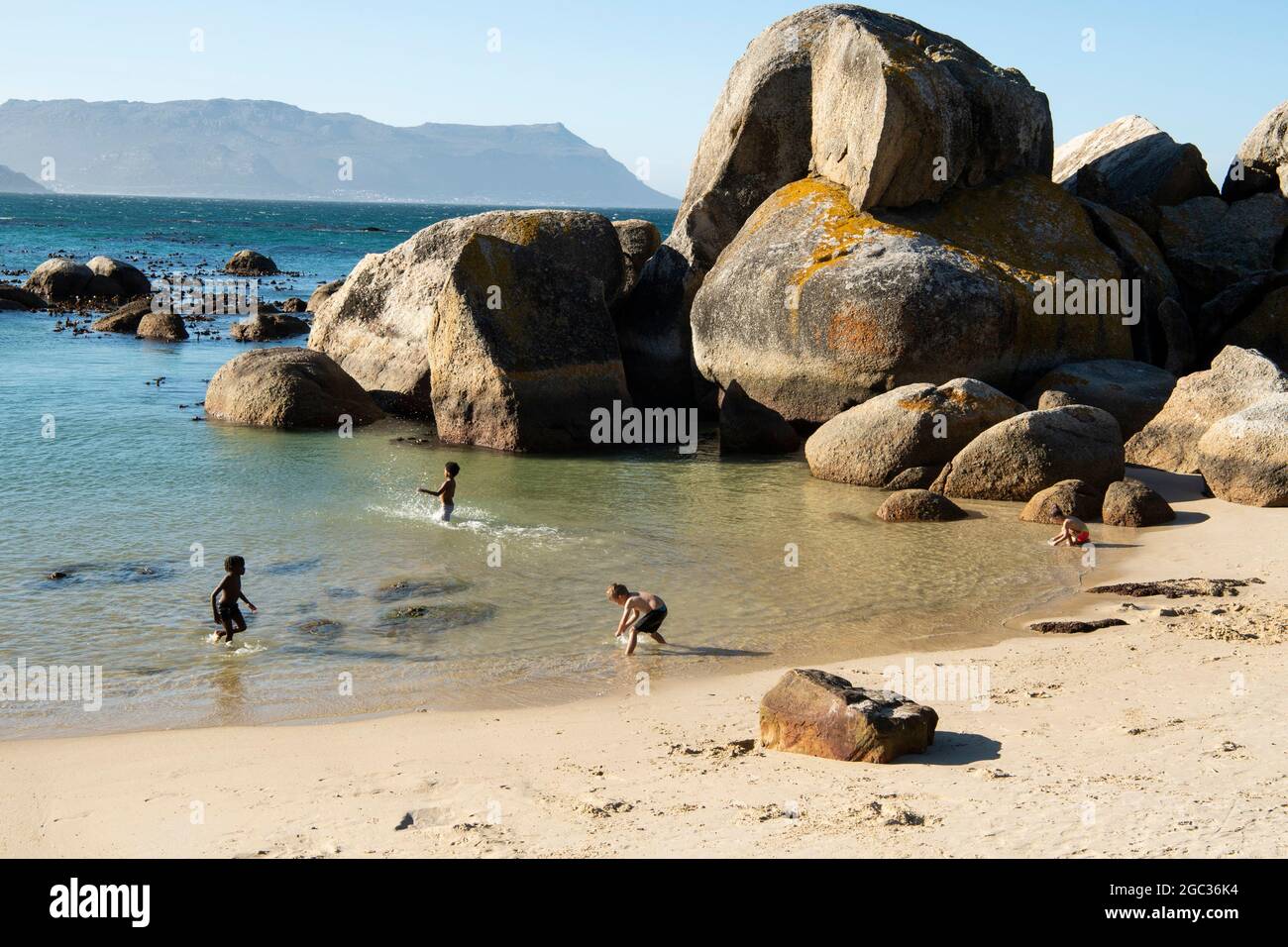 Enfants jouant sur Boulders Beach, Cape Peninsula, Afrique du Sud Banque D'Images