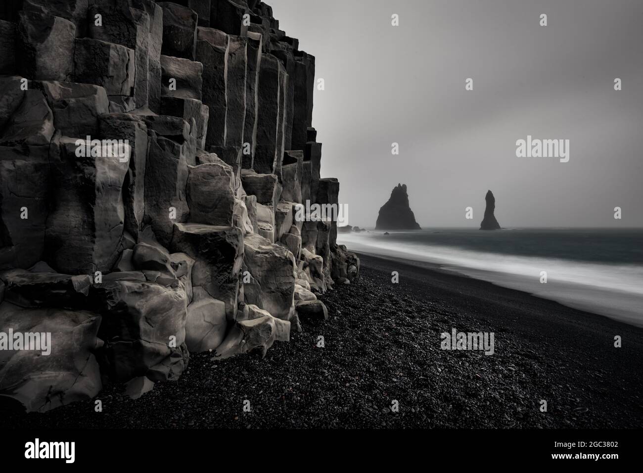 Célèbre plage noire à Reynisfjara. Banque D'Images