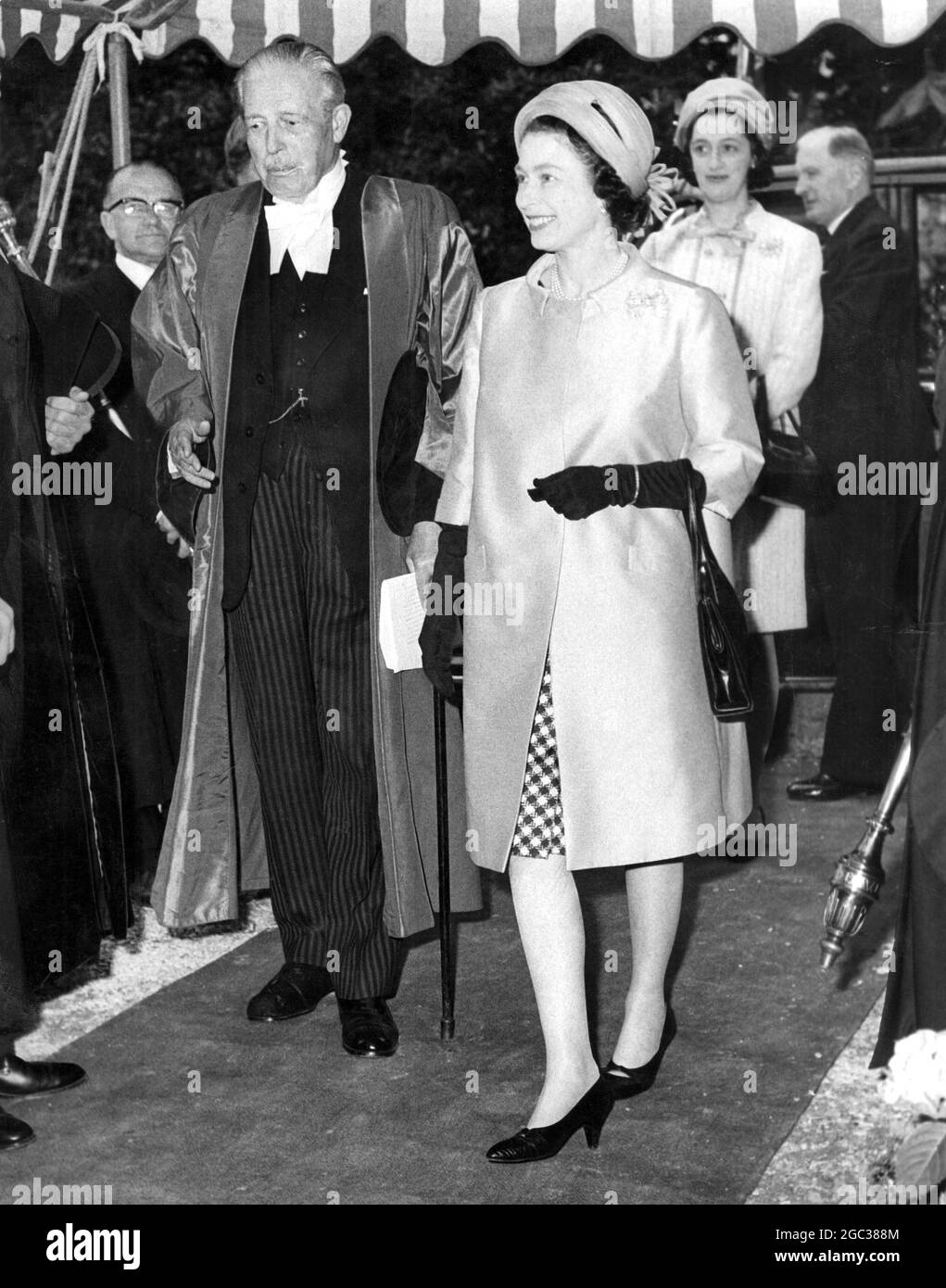 La Reine souriante escortée par Harold Macmillan (chancelier de l'Université) à son arrivée pour poser la pierre de fondation du nouveau Wolfson College lors de sa visite à l'Université d'Oxford. 2 mai 1968 Banque D'Images