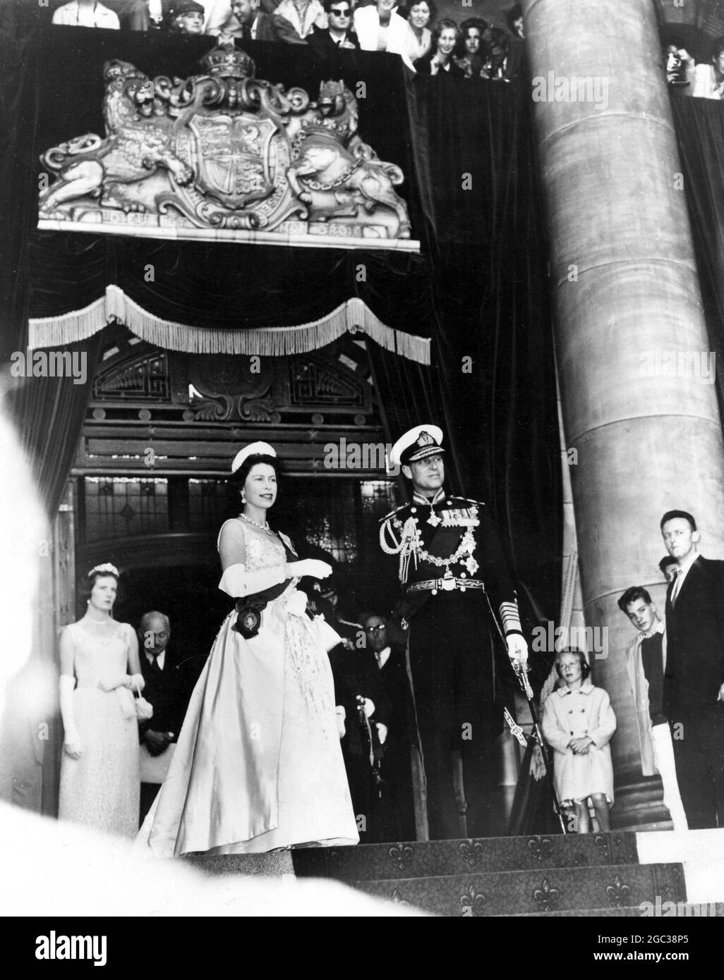 La reine Elizabeth II s'est entronisée dans la salle du Conseil législatif pendant l'ouverture d'une session extraordinaire du Parlement néo-zélandais à Wellington. Février 1963 Banque D'Images La reine Elizabeth II s'est entronisée dans la salle du Conseil législatif pendant l'ouverture d'une session extraordinaire du Parlement néo-zélandais à Wellington. Février 1963 Banque D'Images