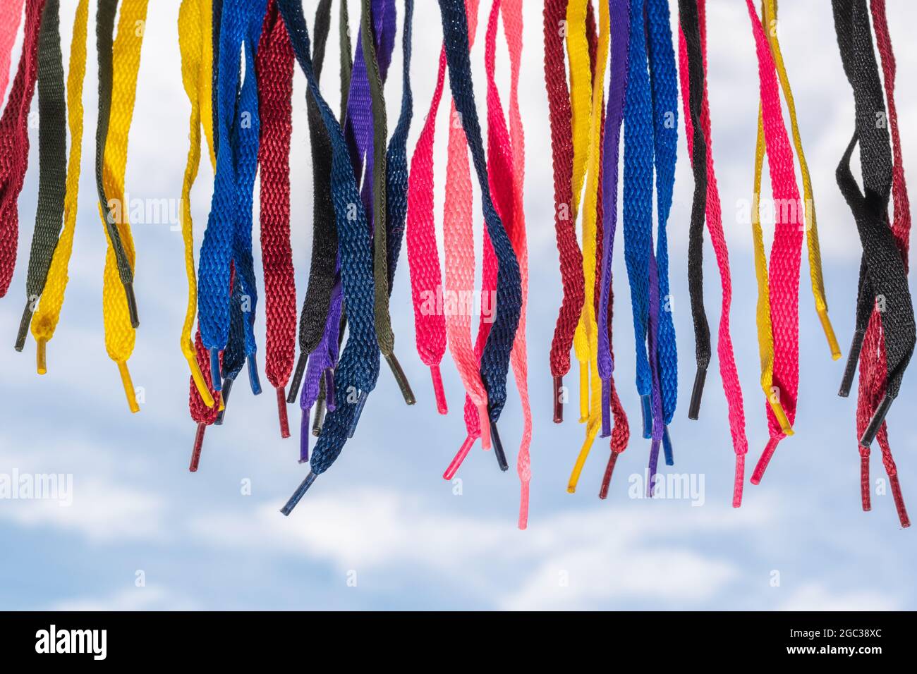 de nombreux lacets de couleur, suspendus sur un fond de ciel et de nuages, pointaient vers le bas Banque D'Images