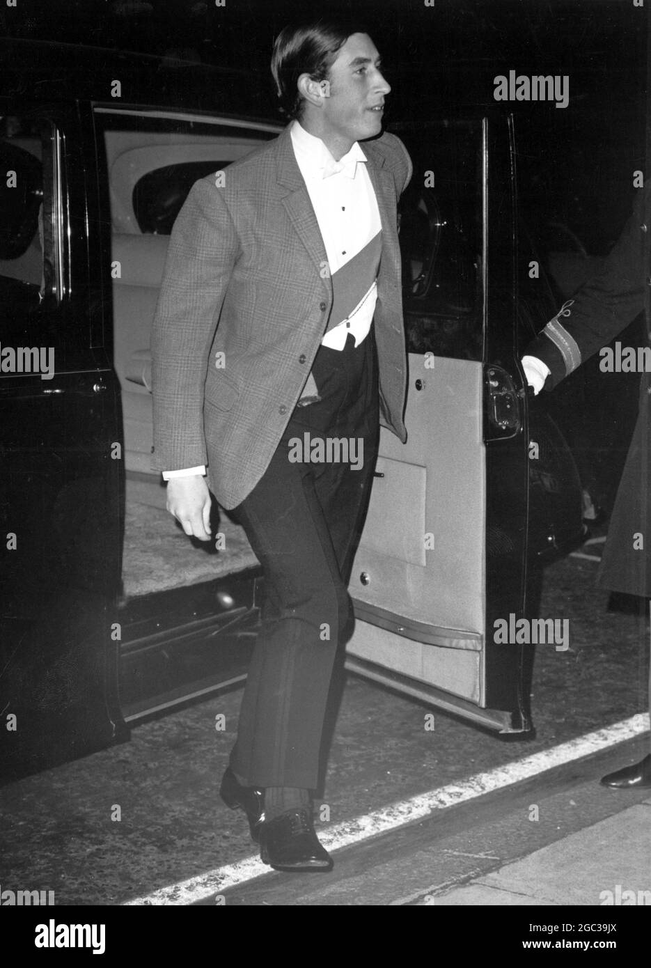 Le pantalon à la bagargie du prince revient. Le prince Charles a eu un peu de larme le 3 février 1971 en se présentant à un dîner londonien élégant portant cette veste de tir à carreaux en tweed. C'était un morceau immaculé de représailles sartorial dans la semaine qu'il a été accusé d'être délibérément shabby par le magazine menswear tailleur et Cutter. Banque D'Images