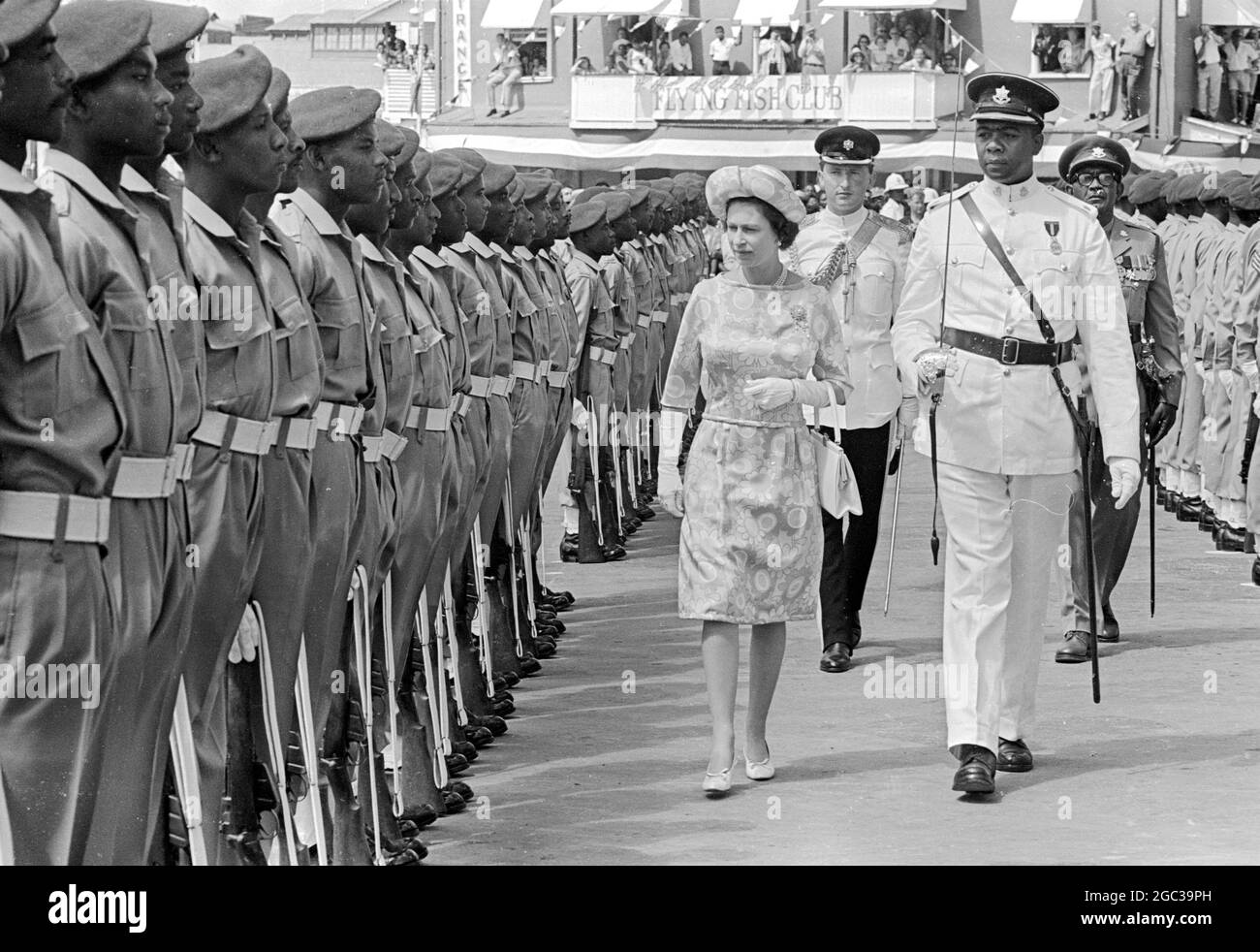 Barbade : Grande-Bretagne la reine Elizabeth II et le prince Philip Duke d'Édimbourg, actuellement en tournée de cinq semaines dans les Caraïbes, sont photographiés pour inspecter une garde d'honneur après leur arrivée à la Barbade, le 14 février. 16 février 1966 Banque D'Images