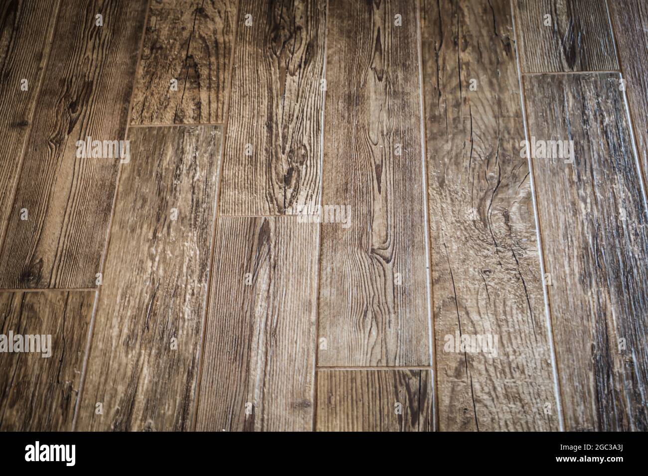 Carreaux de porcelaine en bois dans des planches sur un plancher de cuisine dans une maison récemment rénovée Banque D'Images
