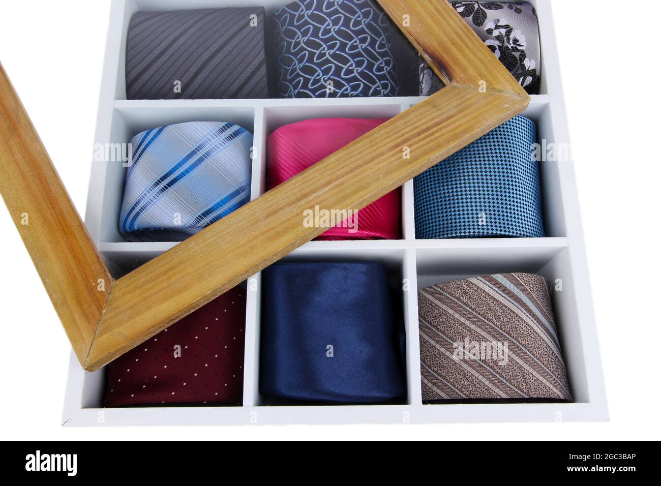 Cravates en boîte en bois isolée sur blanc Photo Stock - Alamy