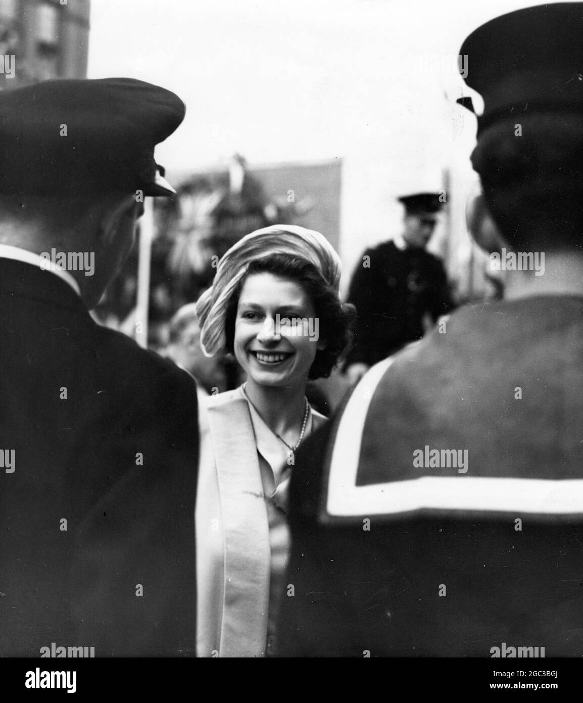La princesse Elizabeth discutant avec les cadets de la Marine qui ont formé la Garde d'honneur à son arrivée à la Civic Hall après avoir posé la pierre de fondation pour la reconstruction de l'église Saint-Pierre et Saint-Paul à Bromley Kent le 13 octobre 1949 Banque D'Images