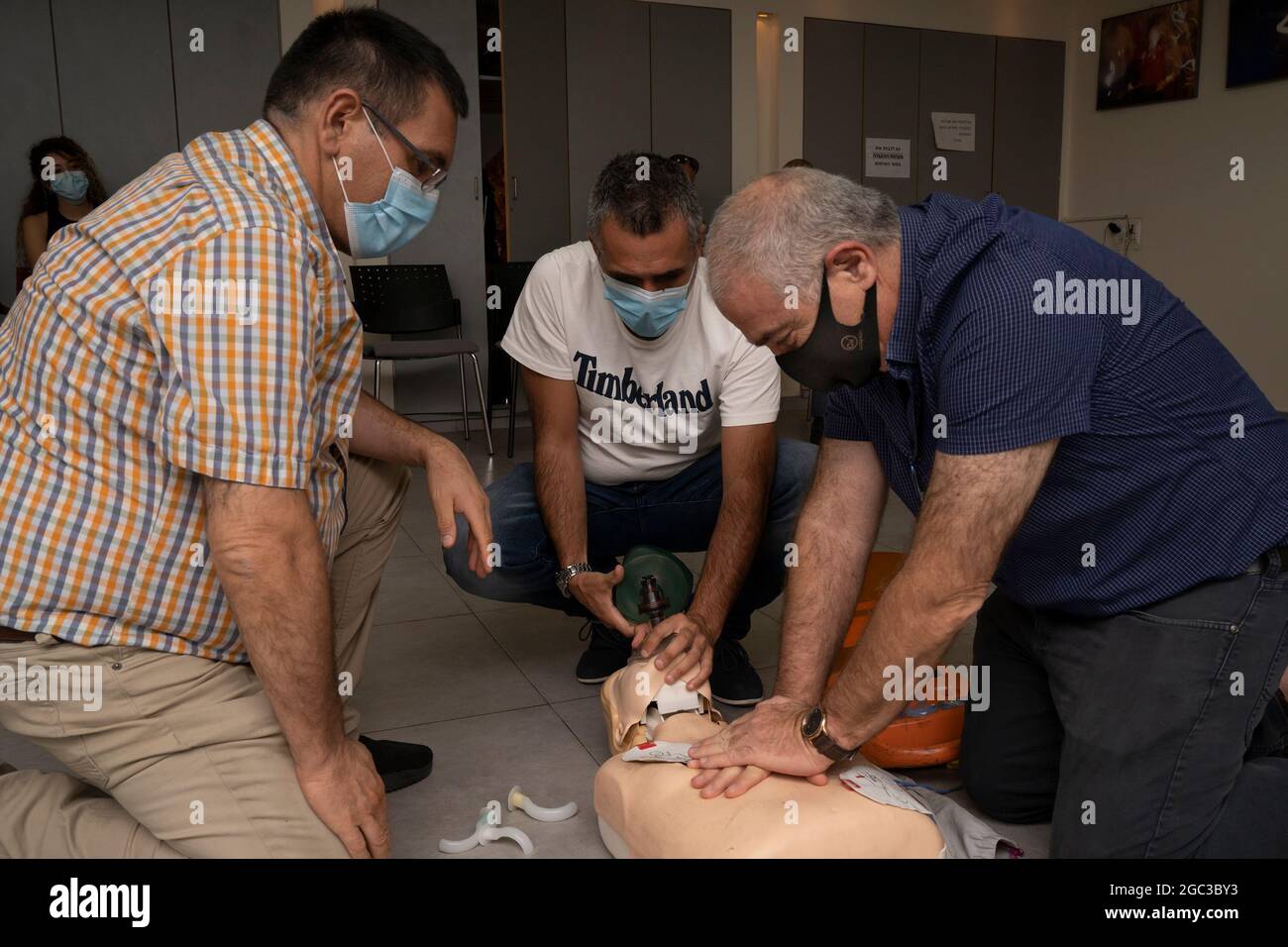 Tel Aviv, Israël - 5 août 2021 : étudiants pratiquant la technique de soutien à la vie sur une poupée du CP dans un cours à tel Aviv, Israël. Banque D'Images
