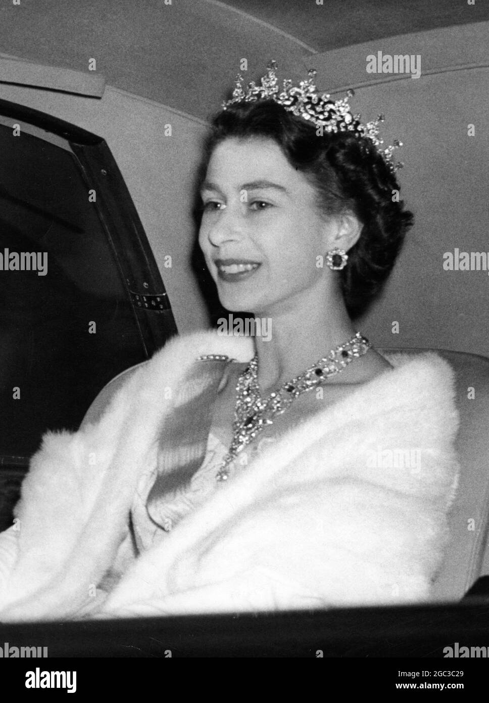 Les joyaux de la reine Elizabeth II étincelant dans ses cheveux et à la gorge arrivent à l'ambassade de Suède à Portland Palace Londres pour assister au banquet d'État le 29 juin 1954 Banque D'Images