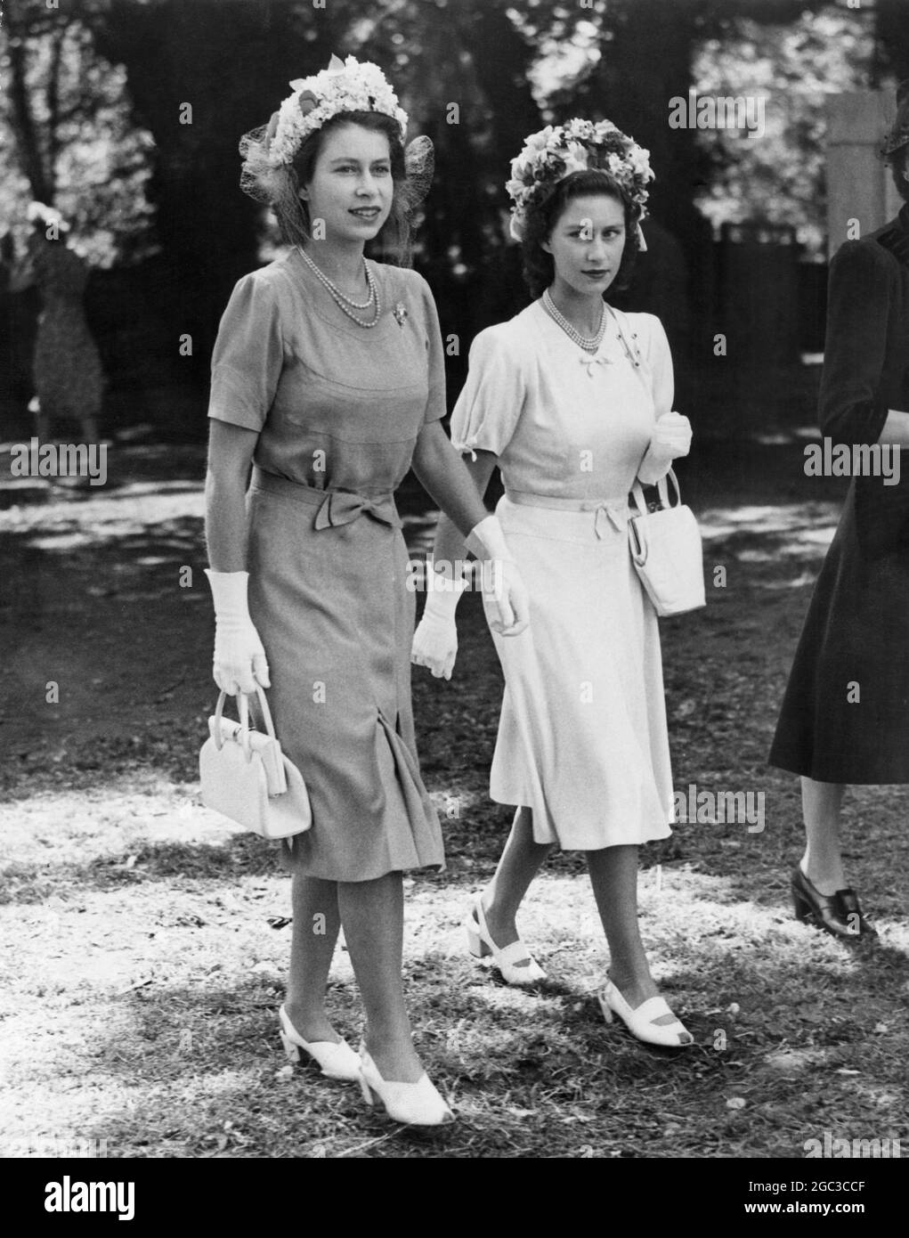 Sœurs princesse Elizabeth et princesse Margaret - le 4 juin à Eton pour le match de cricket Eton Ramblers contre Eton College (l'école) 4 juin 1947 Banque D'Images