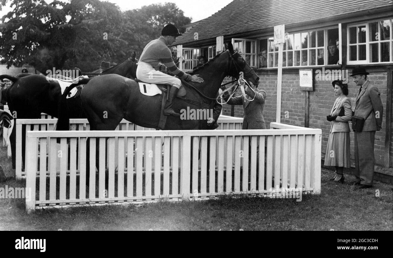 La princesse Elizabeth inspecte Monaveen qui elle possède en partenariat avec la reine sa mère (vu avec jockey A Grantham à Fontwell Park course octobre 1949 Banque D'Images