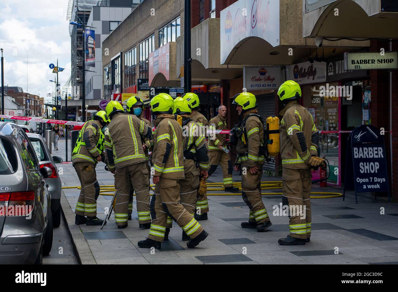 Slough, Berkshire, Royaume-Uni. 6 août 2021. Des pompiers de Beaconfield, Gerrads Cross et Langley ont assisté aujourd'hui à un incendie dans le restaurant Wood Flames Pizza de Slough High Street. Heureusement, aucun blessé n'a été signalé et l'incendie s'est rapidement éteint. Les équipages avaient déjà assisté à un accident sur la M25. Crédit : Maureen McLean/Alay Live News Banque D'Images